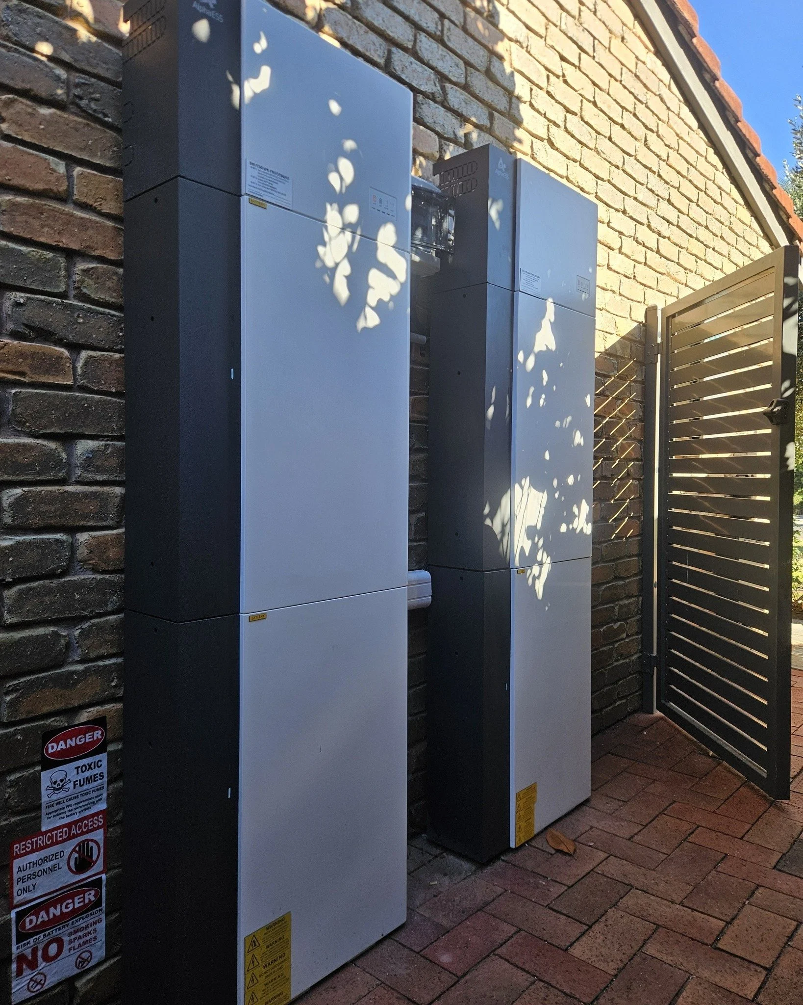 This homeowner is now equipped with a robust energy solution, featuring twin inverters and four 10kWh batteries. This setup ensures ample power storage and efficient energy management.

#SolarPower #BatteryStorage #RenewableEnergy #HomeEnergySolution
