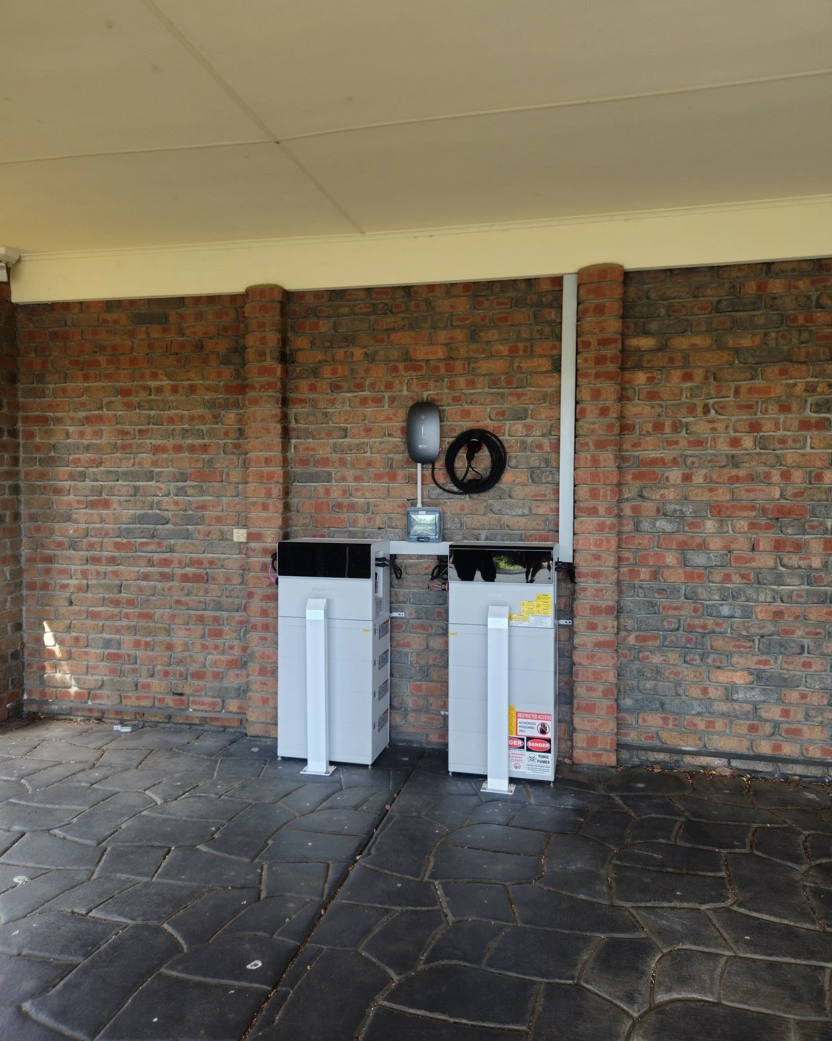 This homeowner is now equipped with a robust solar setup: 12kW of panels, dual inverters delivering 10kW output, a 40kWh battery and an EV charger. This system not only powers the home efficiently but also ensures the electric vehicle is always ready