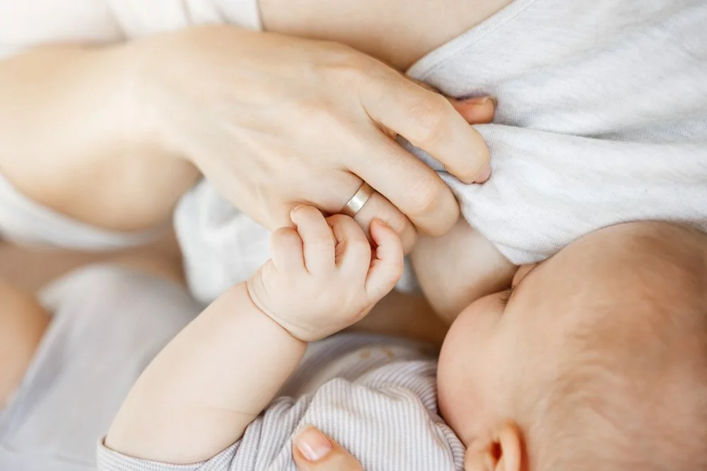 Si tu bebé come más de noche que de día, estos son mis consejos como asesora de sueño infantil para regular las tomas