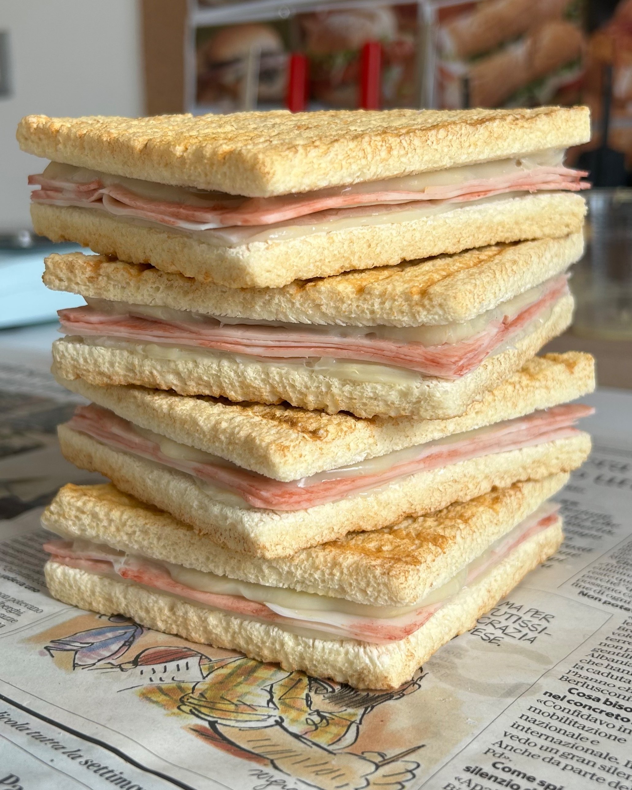 Panini a strati con prosciutto e formaggio su pane tostato. Toast finto
