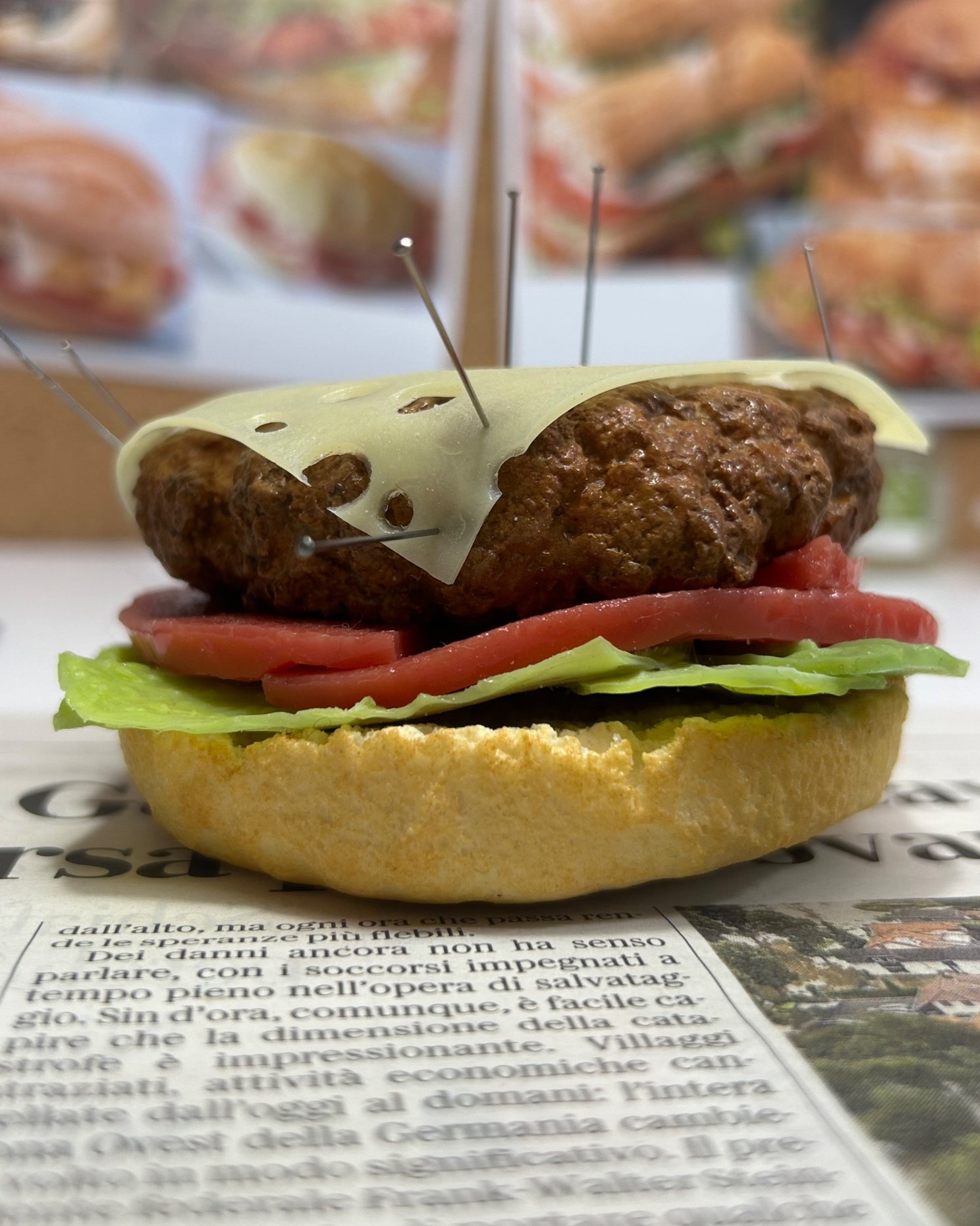Hamburger con formaggio e pomodoro finto