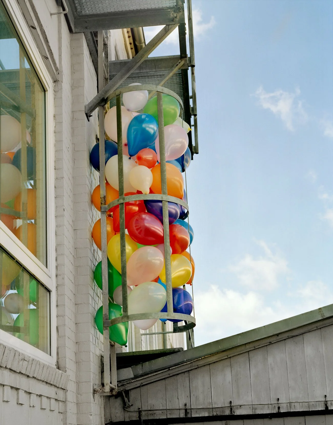 Bunter Luftballon als Fotomotiv im Außenraum, Farbworkshop