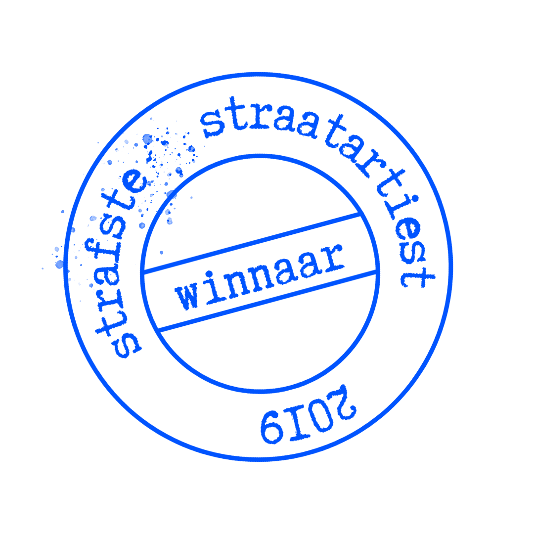 Afbeelding van een blauwe stempel met de woorden 'winnaar', 'straat' en 'fest' op een witte achtergrond, gedeeltelijk bedekt door blauwe blokken.