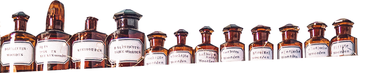 Streek potions en flesjes op een houten plank, met labels met woorden zoals 'fluctuïe', 'hallucinatie', en 'verloren woorden'.