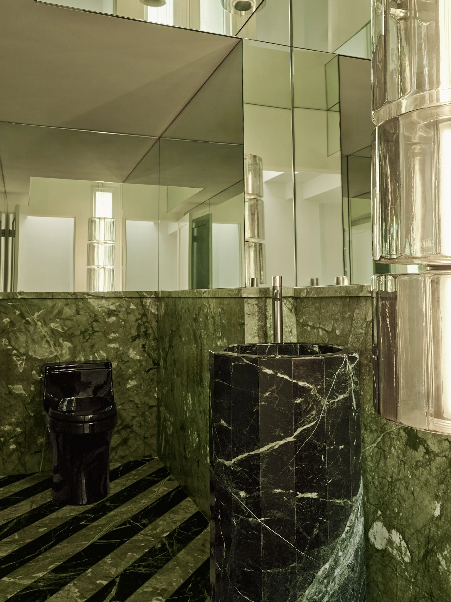 20251113_JetBlack_ClarkSt _Powder.jpg