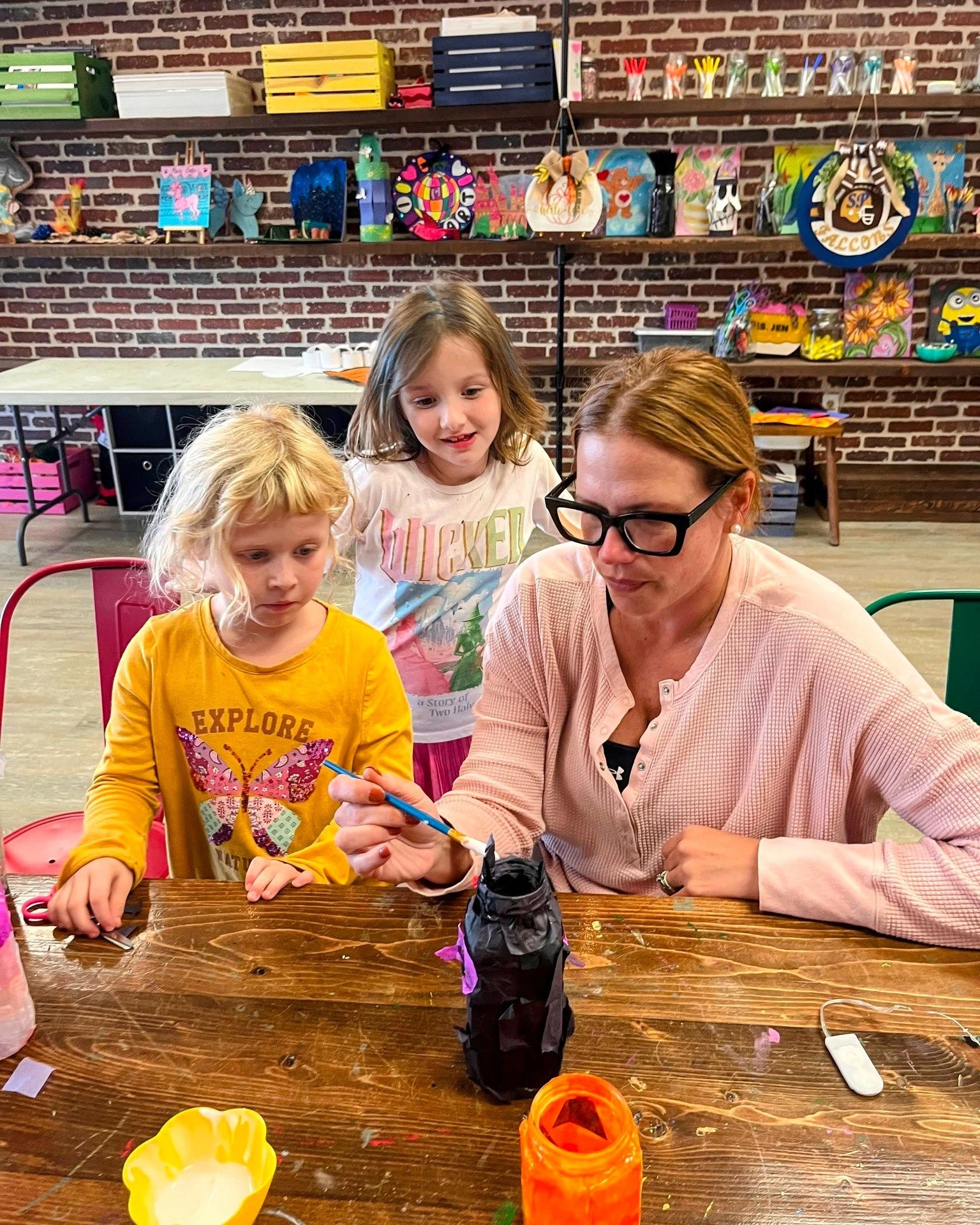 🎨💕 Who's created with Mrs. Jen before?!

If you've spent any time at Gotta Have HeART Studio, you know Mrs. Jen is always right in the middle of the creativity, fun, and sometimes a little bit of mess! 😂

🎨 As one of our owners and teachers, she 