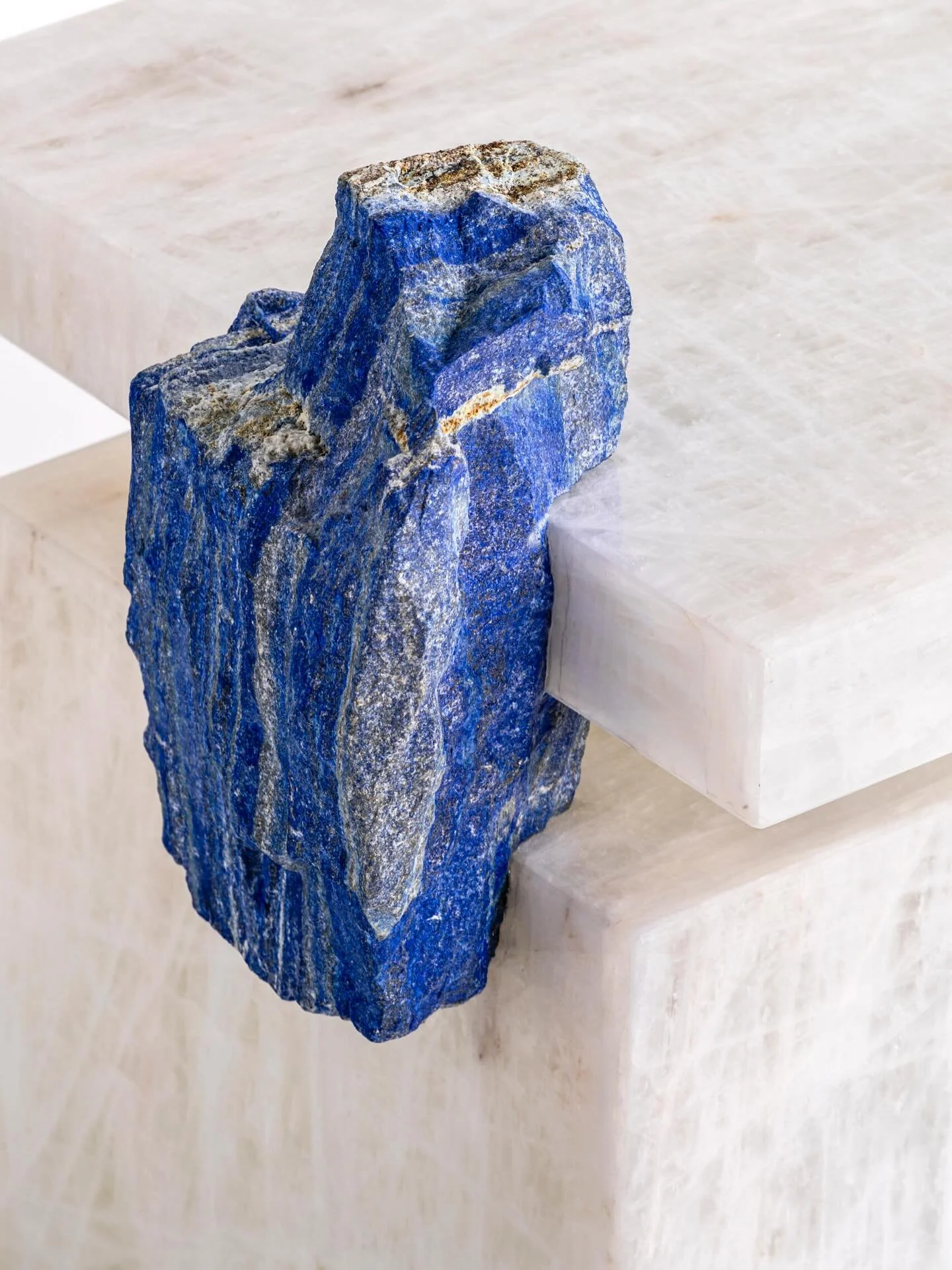 The meeting point of nature and precision. 

For a recent residential commission, WEIZ&amp;CO selected key pieces from the Geodies collection by @budri_official &mdash; a series that fuses geological formations with expert craftsmanship.

Designed by