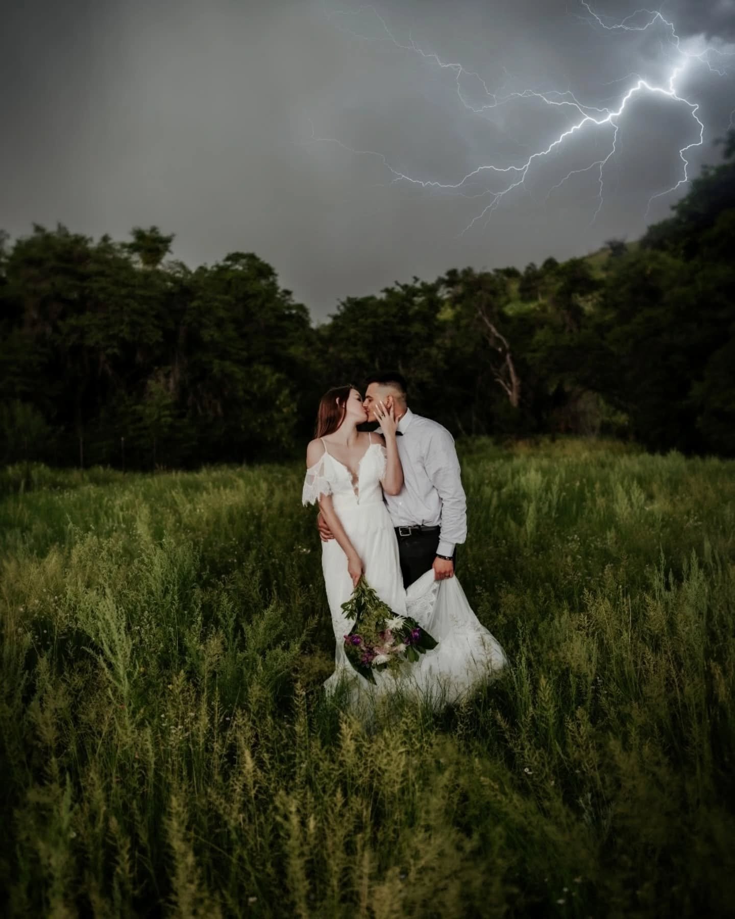 Wedding vs Elopement? You really can't go wrong! Both have their benefits and difficulties, but here's 3 Signs You Should Elope ✨💍
1️⃣ You want an intimate, stress-free day focused on just the two of you.
2️⃣ You’d rather invest in experience
