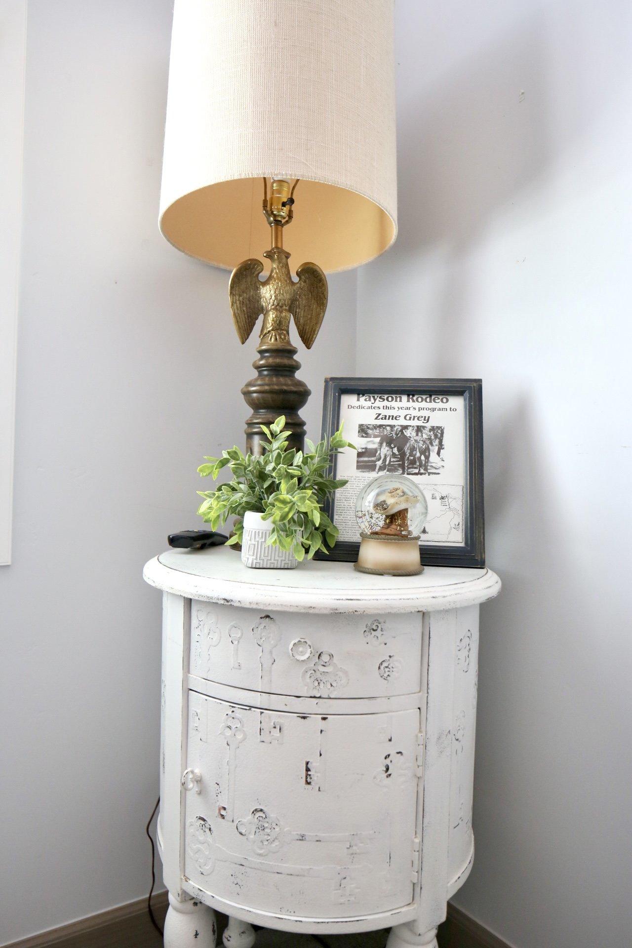 Thoughtful rodeo and eagle decor in the Caddie & Cowboy office bedroom.