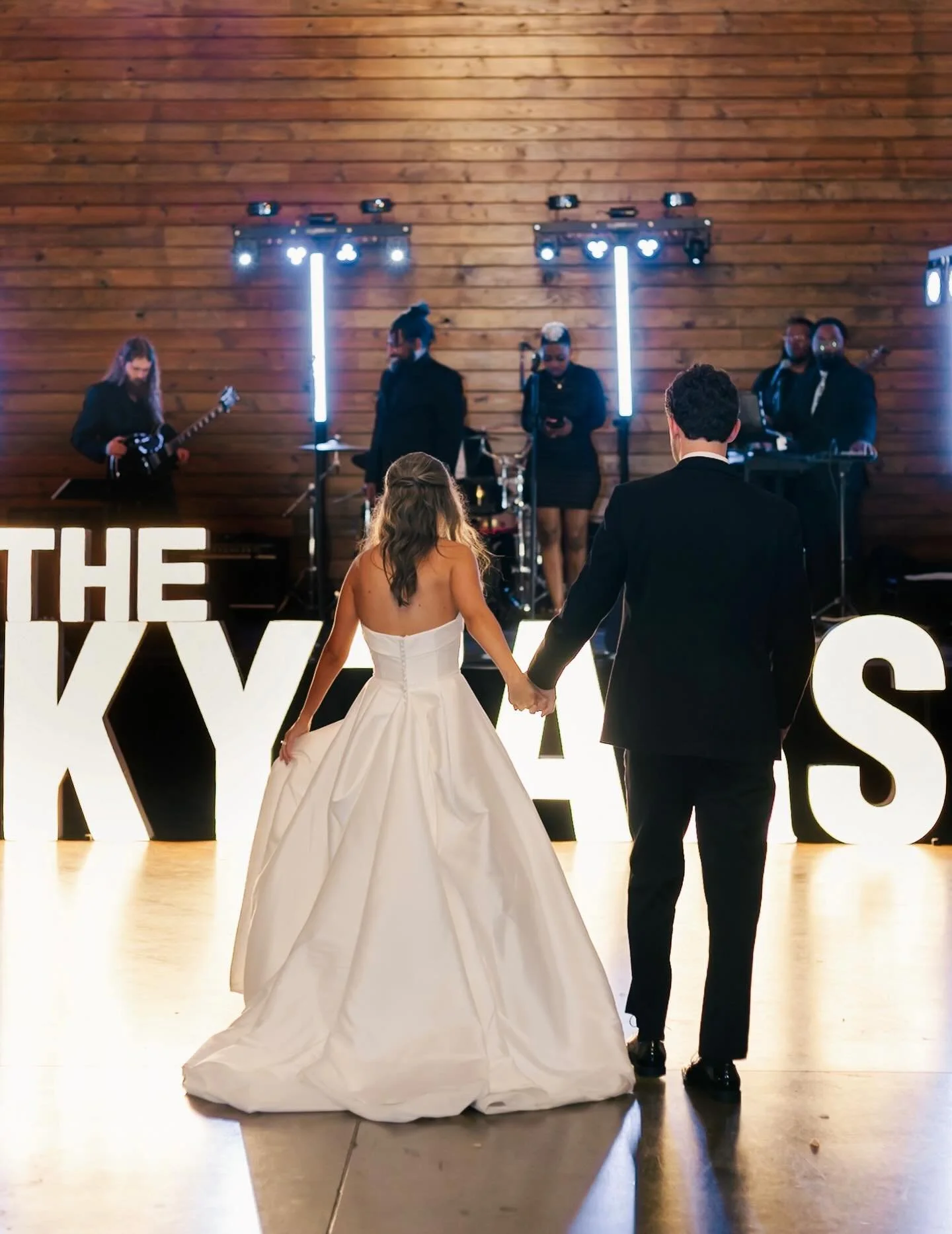 THE KYZARS - Part 1 🥹

✨✨✨✨✨✨

Bride: @faithmkyzar 
Groom: @jackson.kyzar 

Photographer: @laurenelliottphoto 
Venue: @douglasmanor 
Florals: @leighannewhite61 
Getting ready venue: @hannahb_clement 
Videographer: @kaylajacksonfilms 
Cake: @cakes_by