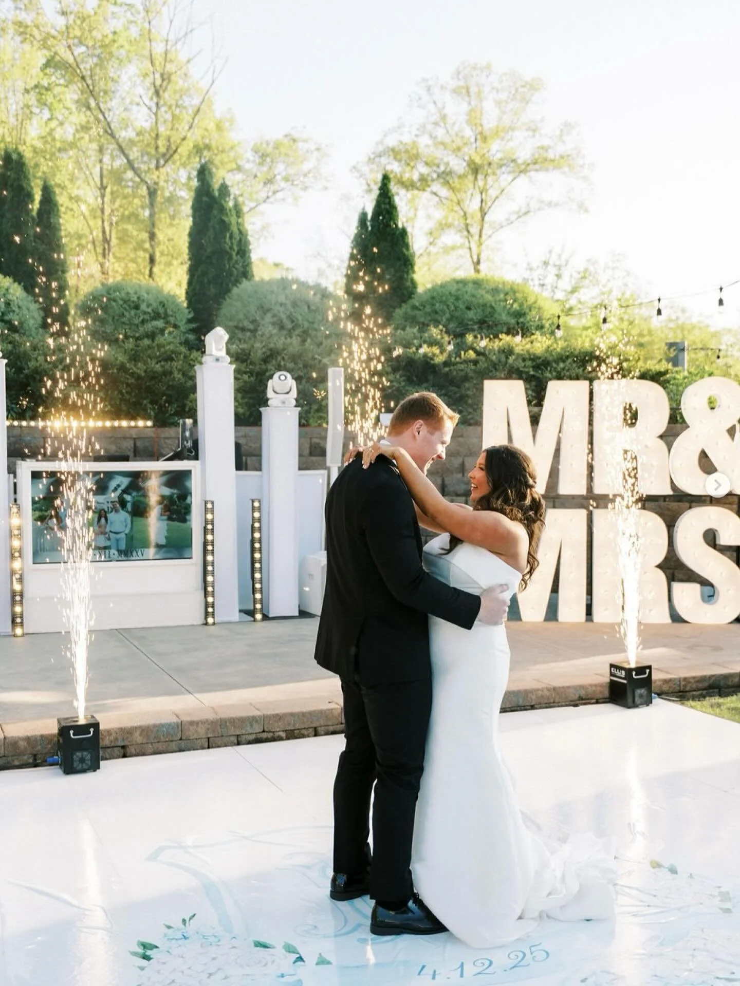 A fresh touch of spring color in today&rsquo;s feed, courtesy of this beautiful bride and groom. 

✨Thank you for using Say It In Lights!✨
@kayleekpatterson @robinpatterson__ 

Vendors:
@oakmeadoweventcenter 
@gabbiemesserphotography 
@jennabennettph