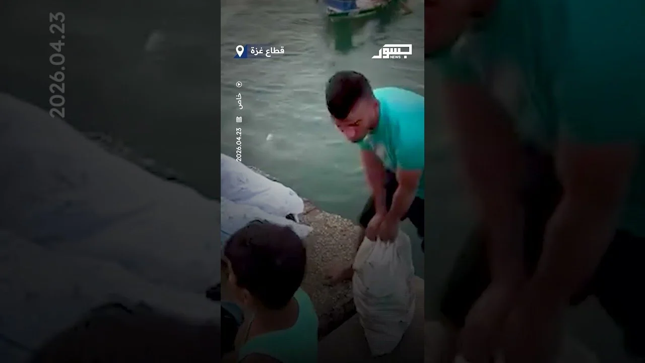 غزيون يعيدون تدوير حجارة ميناء المدينة لاستخدامها في مواد البناء