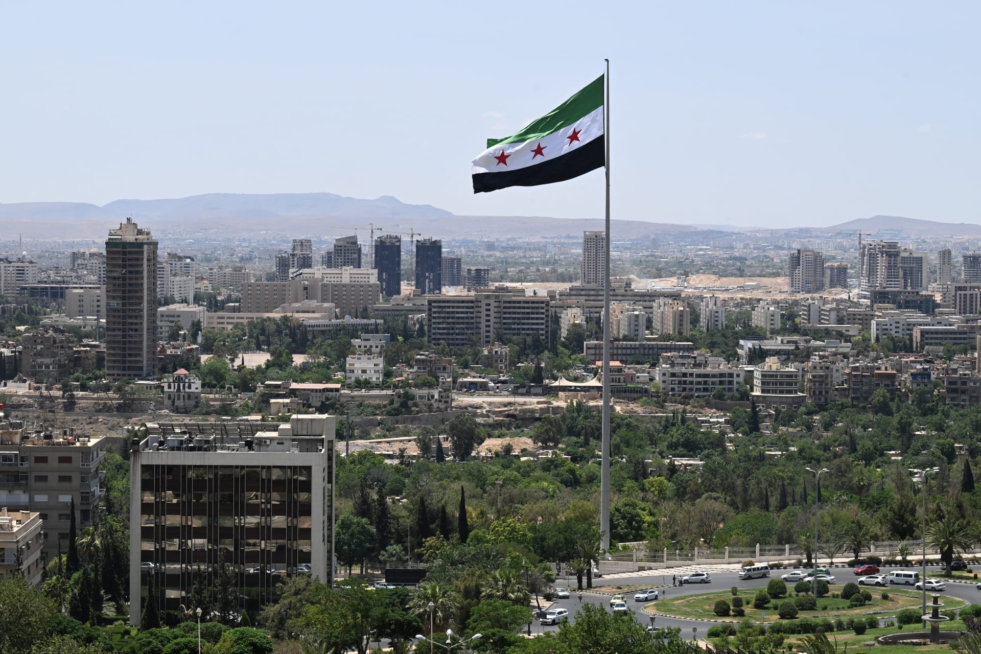 تقرير برلماني بريطاني: سوريا تمر بانتقال سياسي هش وسط تحديات أمنية معقدة