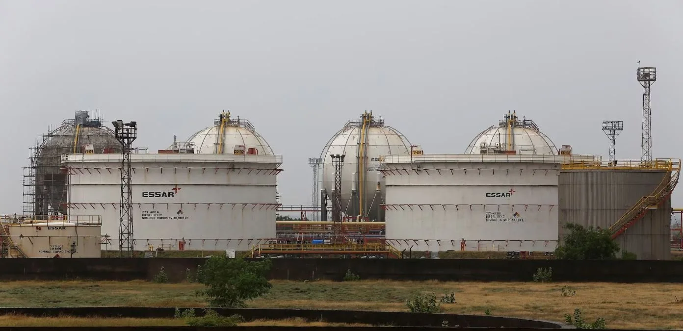 "انقلب السحر".. إيران تغرق في نفطها