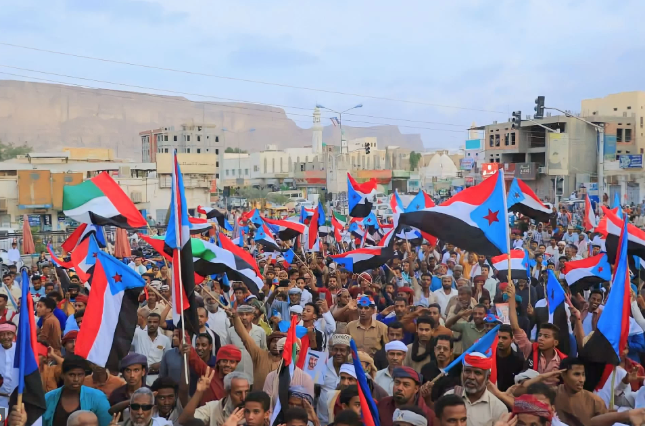 "ذا غارديان": تحركات "الانتقالي" فتحت المجال أمام استقلال جنوب اليمن