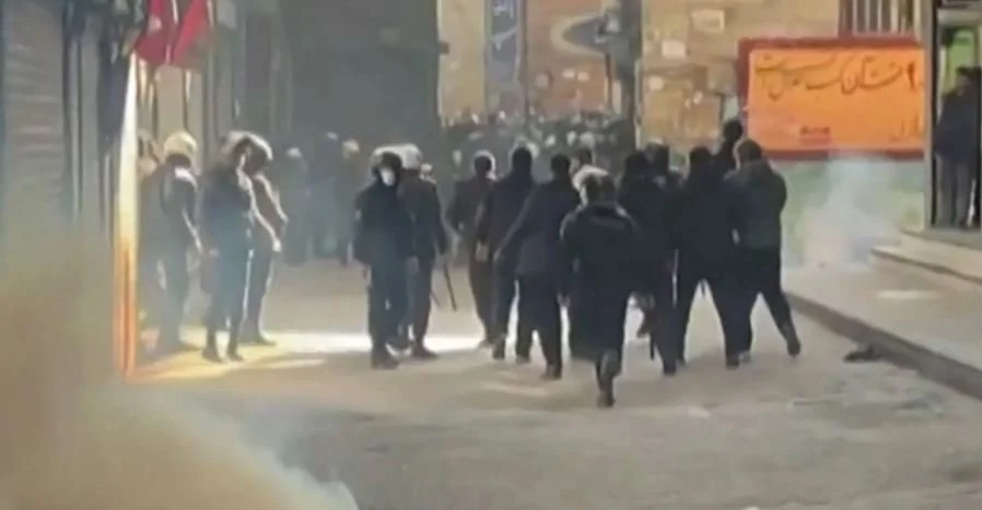 احتجاجات إيران.. من انتفاضة ضد الغلاء إلى تحد سياسي للنظام