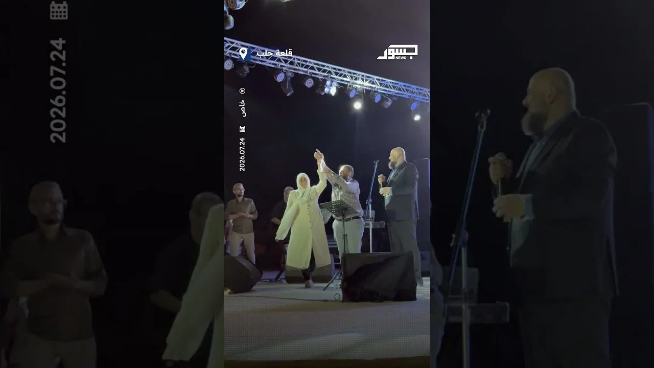 ‏بكاء والدة الشهيد مازن ددباس تأثرا بأنشودة "‏يا مو يا أم الشهداء" أثناء حفل وصفي المعصراني في حلب