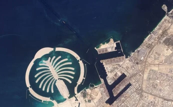 "وول ستريت جورنال": الإمارات تتحرك لتأمين الملاحة في مضيق هرمز