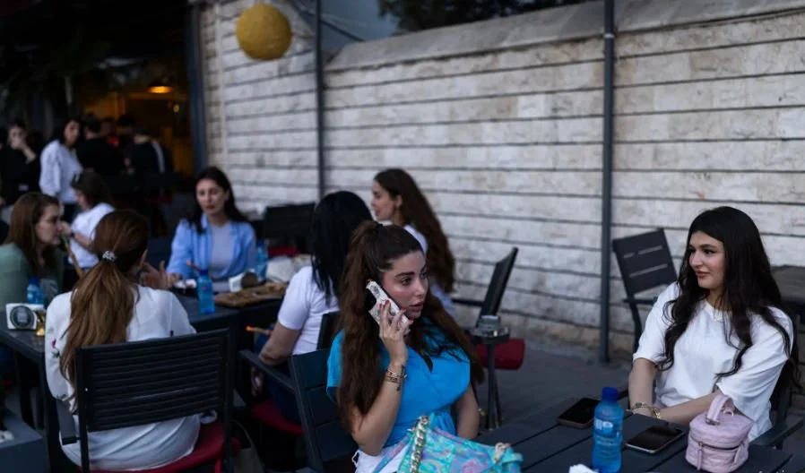 بين السخرية والخوف على الحريات.. جدل في سوريا بعد “حظر المكياج” في اللاذقية