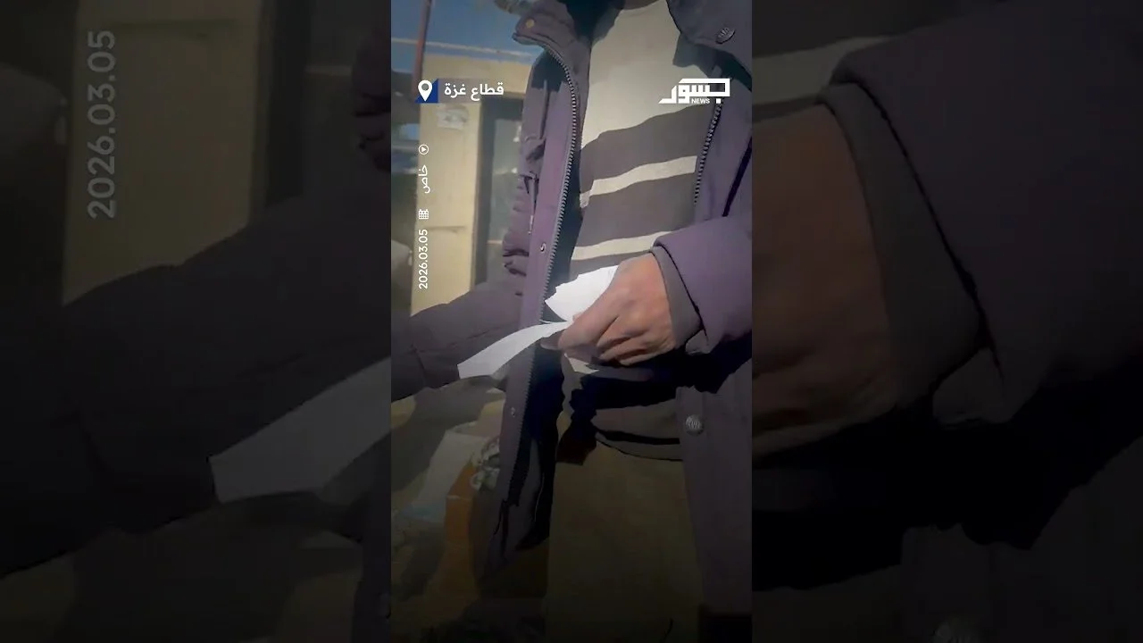 كاميرا "جسور نيوز" ترصد إجبار عنصر من “حماس” أصحاب العربات المتجولة على دفع الضرائب