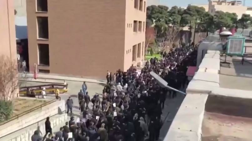 بين الاحتجاجات والضغط الأميركي.. هل إيران على حافة تحوّل تاريخي؟