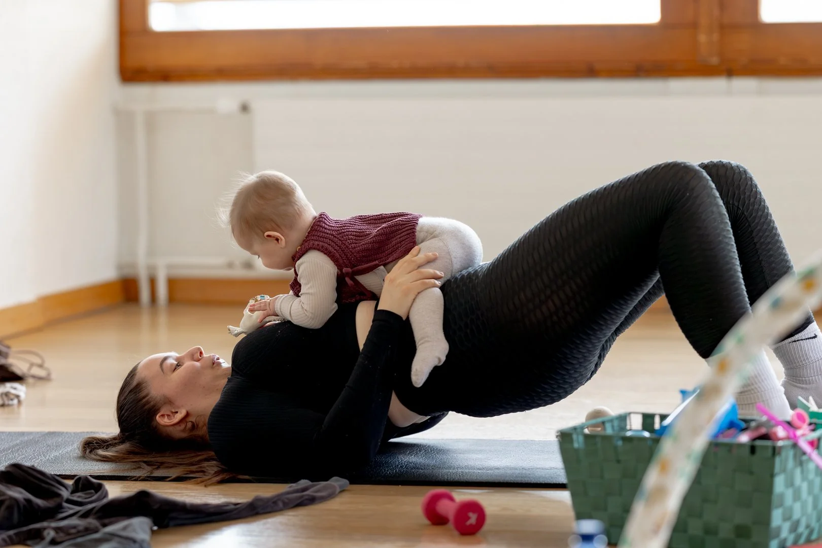 Cours de fitness pour mamans avec bébé, accompagnement bienveillant et remise en forme