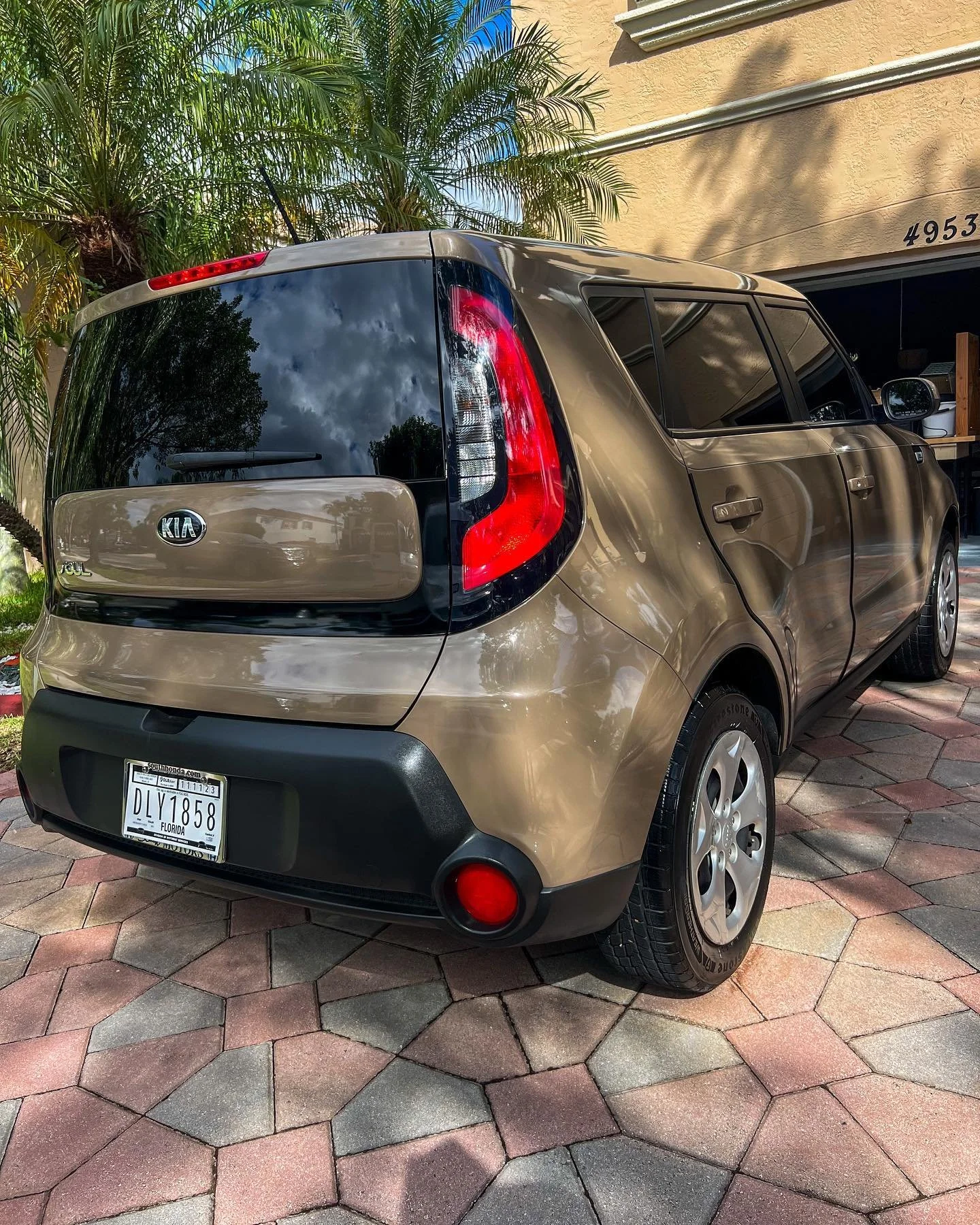 This Kia Soul received an exterior detailing, clay treatment, light polish and a 1 year ceramic coating.
what are you waiting for? Book your appointment now!

We are more than happy to work on your vehicle to get it looking brand new🤩