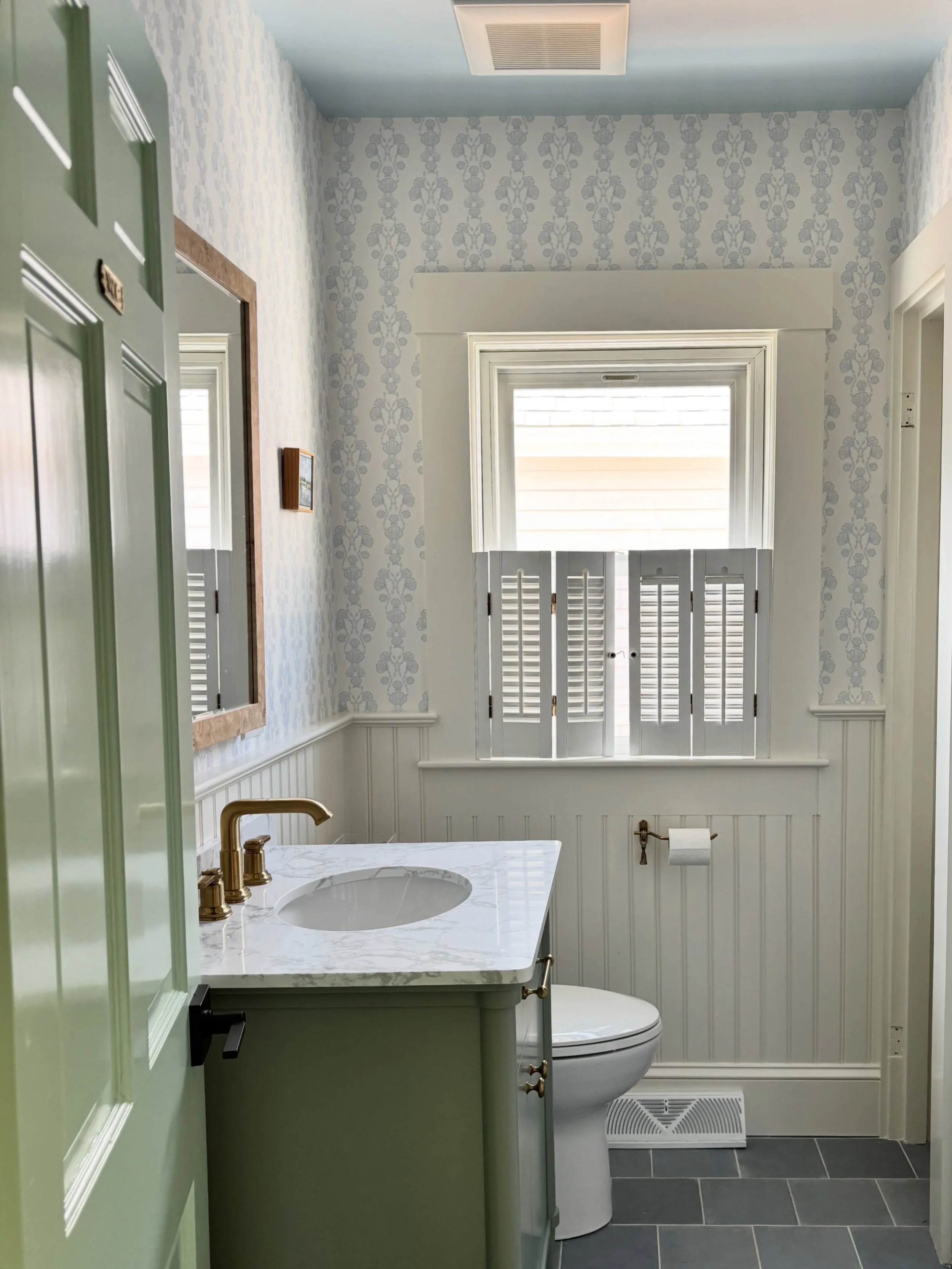 A have a few projects wrapping up soon so enjoy the ride as I start posting again. 

Up first: A new coastal shell wallpaper I designed in collaboration with Sarah from Sandbar Design Co in Massachusetts (their account is currently in IG jail so I&rs