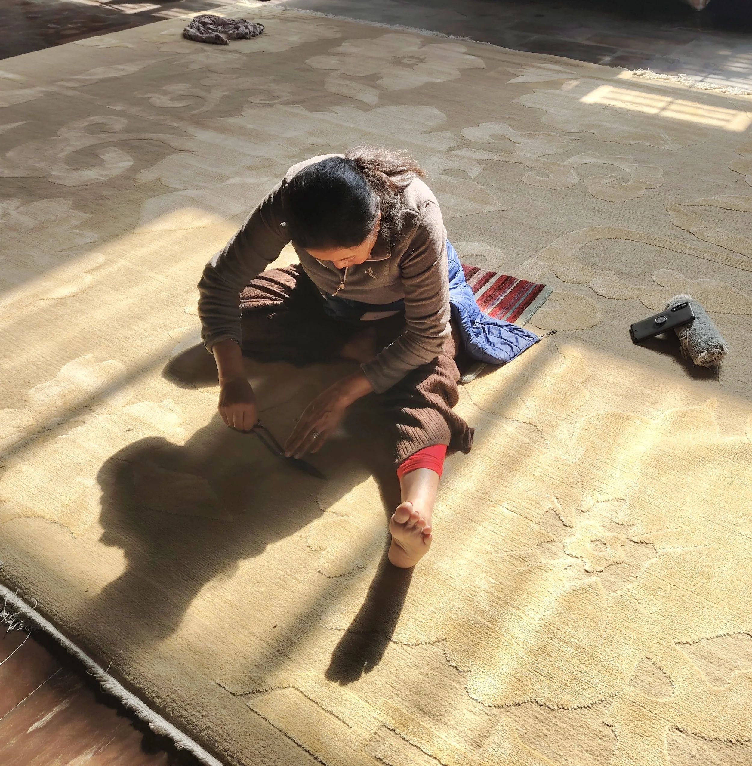 Weaver scissoring rug