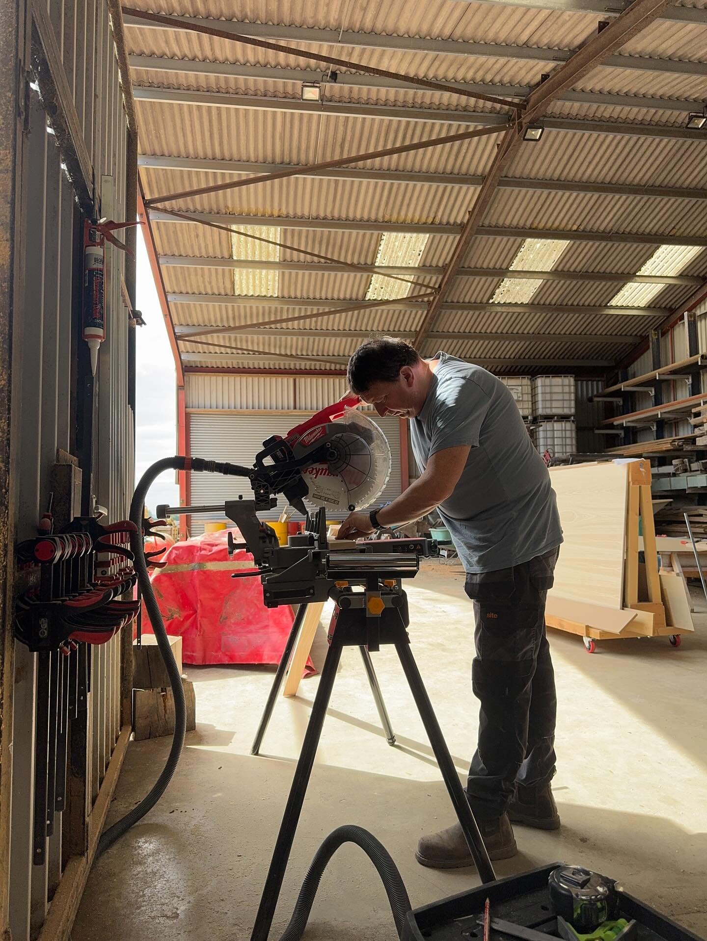 Been another busy week at the workshop making doors for the wardrobe carcasses. Love my new @milwaukeetool_uk 305mm mitre saw and my @ujktools router table with cast iron top