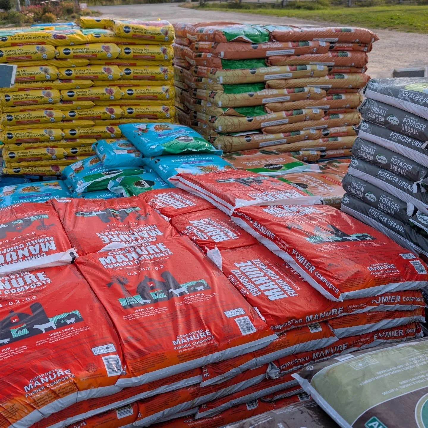 Feed Your Soil, Not Just Your Plants! 
As the leaves fall, it's the perfect time to give your garden a little TLC that will pay off big time in spring. Adding soil, amendments, and mulch will give your garden the boost it needs.
Fresh Soil = Fresh S