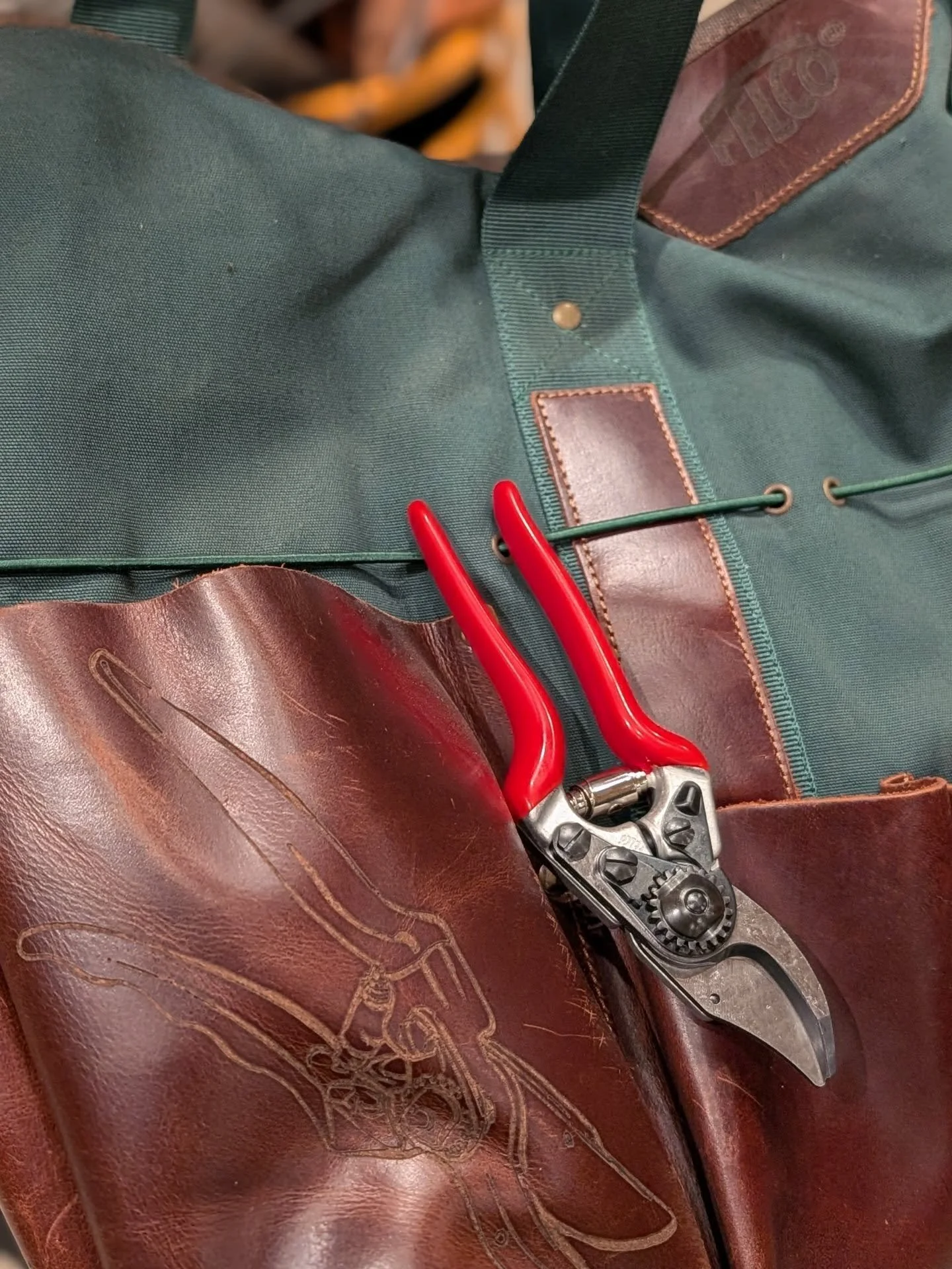 The perfect gift doesn't exi- 

#felco #gardenjoy #giftsforgardeners #gardener #giftideas #giftguide #MeafordOntario @felco_official