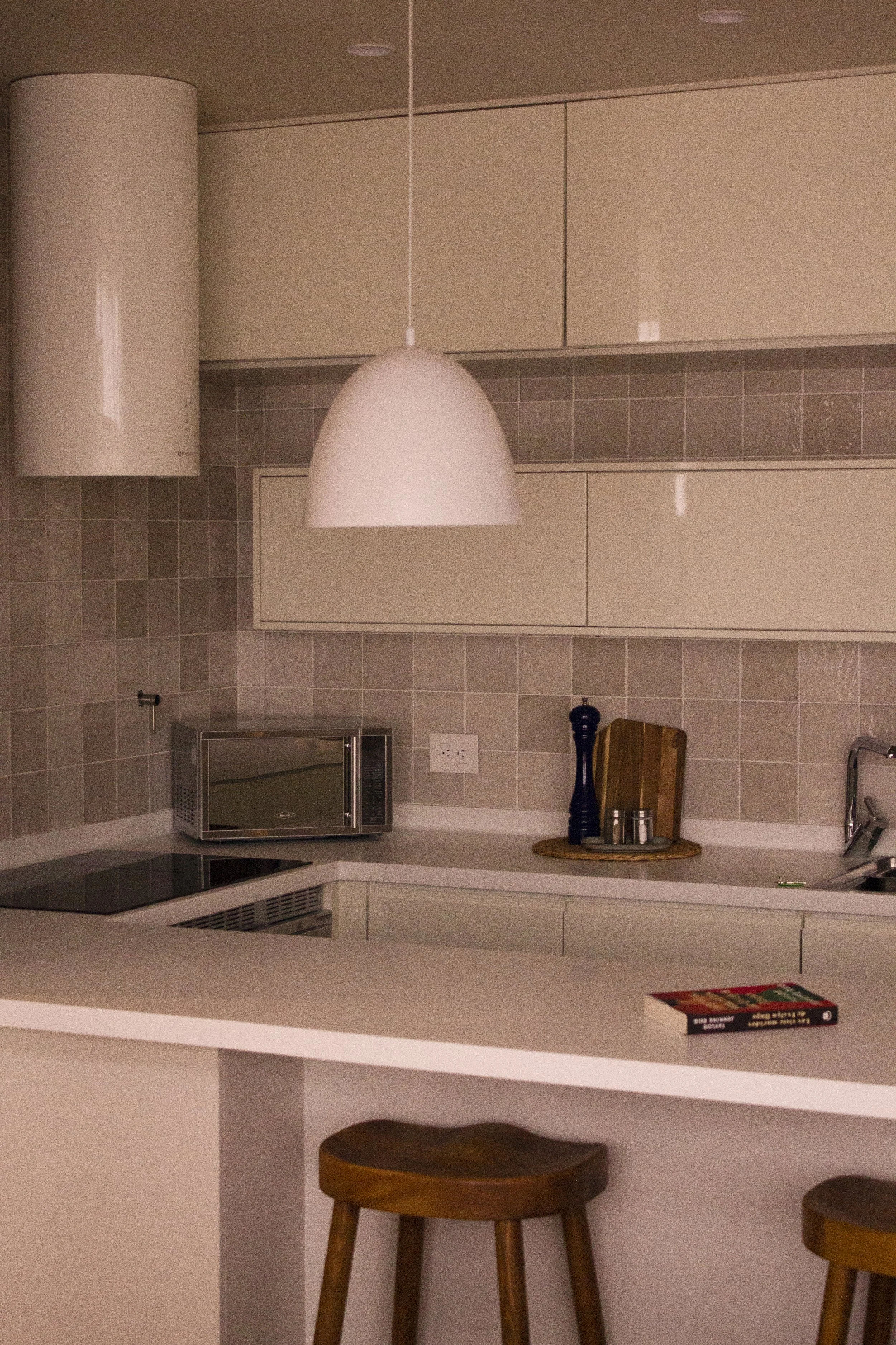 Diseño interior: MDE – Materia Diseño Espacio
Equipo: María Paulina Pérez Lopera · Juan Andrés López Duque · Alejandra Pérez Lopera
Ubicación: Energy Living, Medellín
Uso: Apartamento para hosting (Airbnb / Casacol)