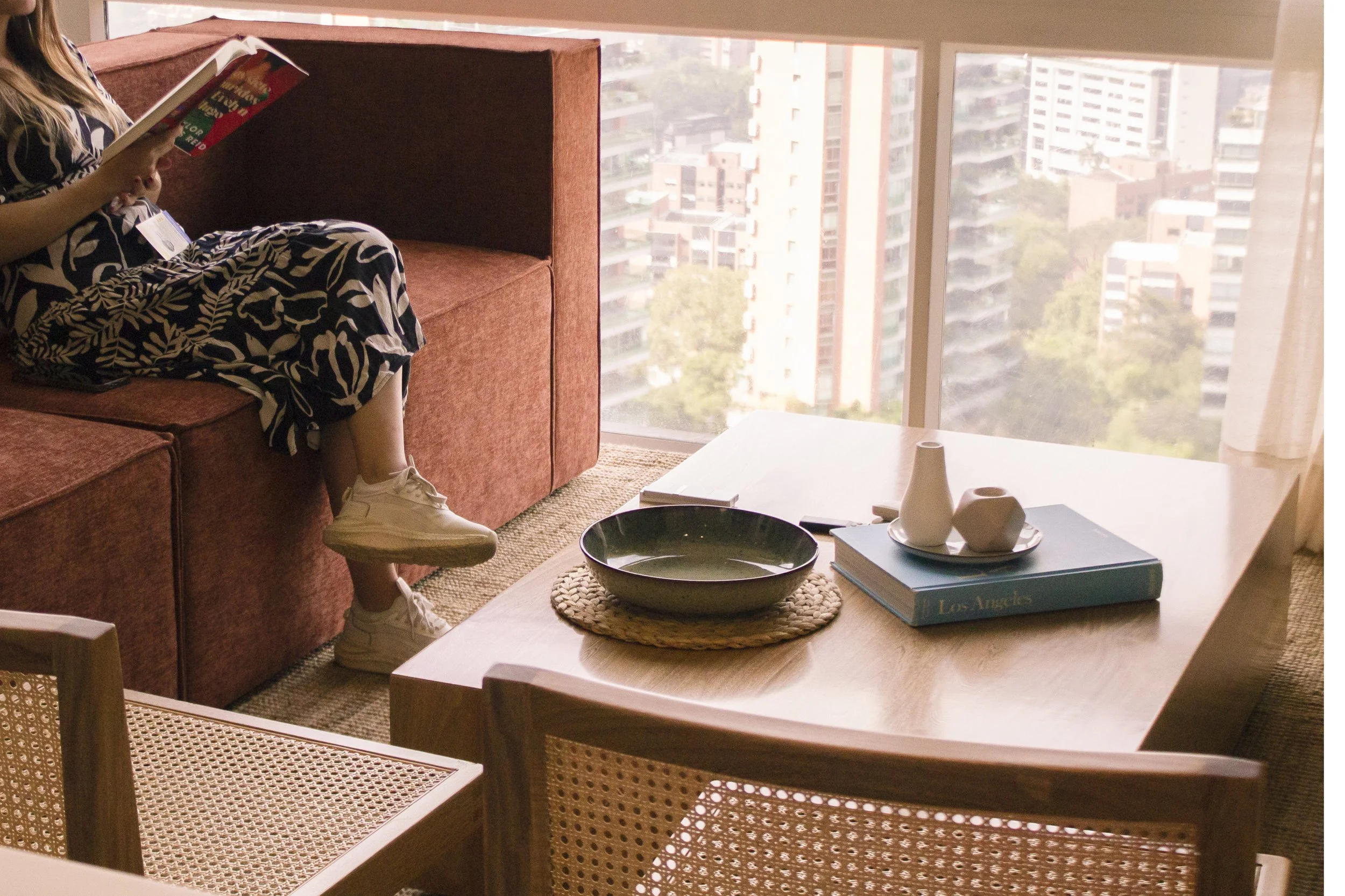 Diseño interior: MDE – Materia Diseño Espacio
Equipo: María Paulina Pérez Lopera · Juan Andrés López Duque · Alejandra Pérez Lopera
Ubicación: Energy Living, Medellín
Uso: Apartamento para hosting (Airbnb / Casacol)