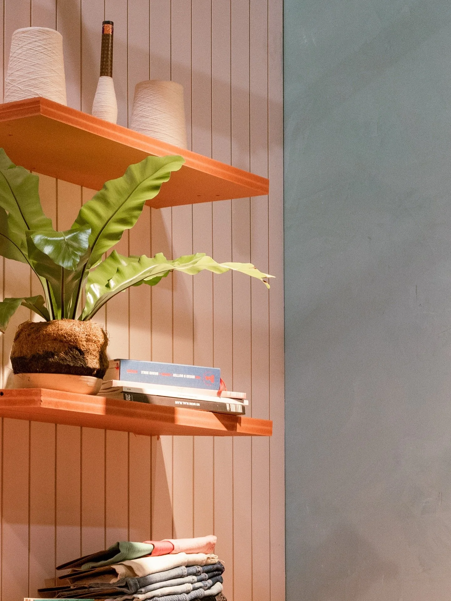 &iexcl;Contacto Textil en Plaza Mayor! 🧵✨
Arquitectura ef&iacute;mera pensada como retail pop-up: impacto visual en segundos, flujo claro y montaje r&aacute;pido/reutilizable.

Concepto
Palm Springs vibes &rarr; paleta terracota + mint con acentos m