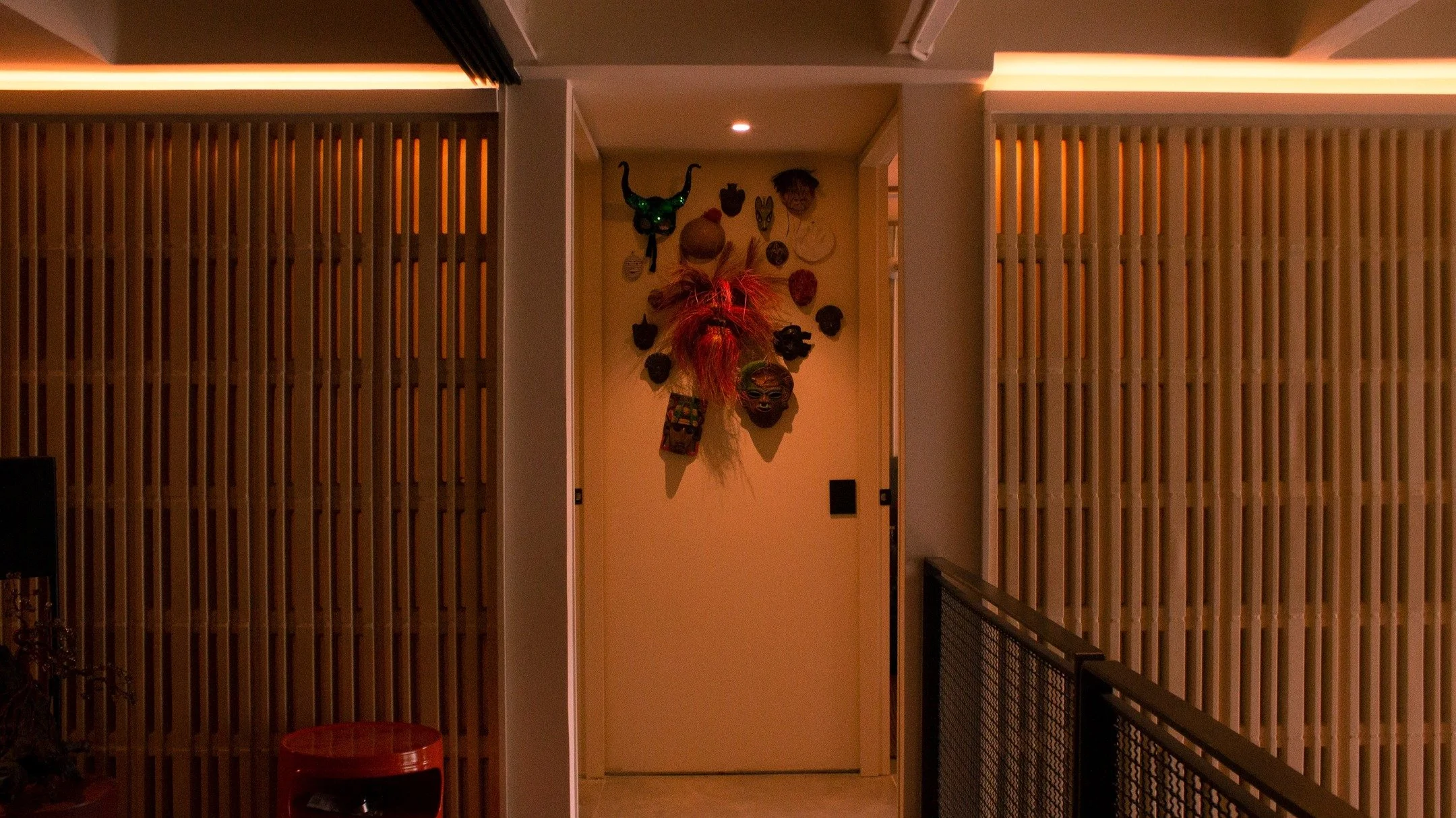 En Astorga Loft, el calado de concreto no es un &ldquo;muro&rdquo;: es un filtro arquitect&oacute;nico.
Una celos&iacute;a modular que sostiene el ritmo, tamiza la luz rasante, ventila, da privacidad sin cerrar y convierte el recorrido en una secuenc