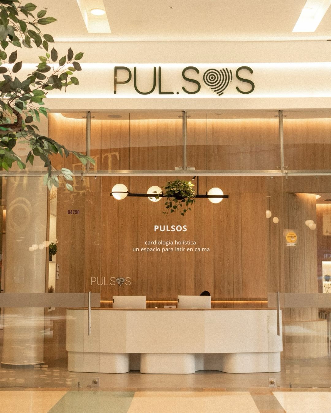 Arquitectura pensada desde la experiencia.
En este proyecto de interiorismo para un espacio de salud, el dise&ntilde;o se construye a partir de tres conceptos base: ritmo, calma y luz.
La planta organiza los flujos de pacientes y personal de forma in