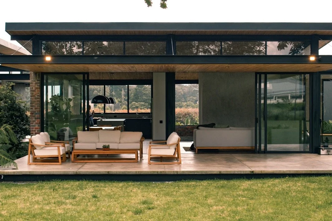 Arquitectura que no se impone.
Se extiende.

Una fachada donde el ladrillo, la madera y el acero trabajan juntos para crear sombra, ritmo y calma.
Los voladizos no son un gesto: son clima, refugio y forma de habitar.

Esta casa no se dise&ntilde;a pa