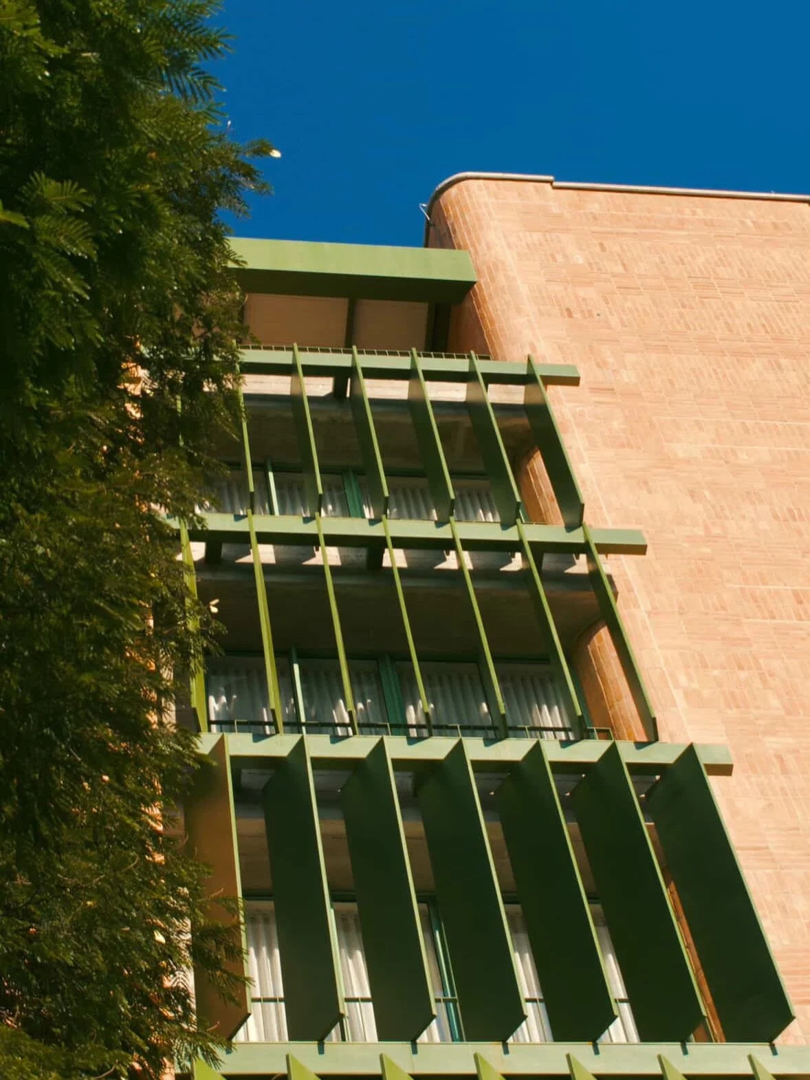 El ladrillo no decora: afina la luz.
Un filtro entre ciudad y refugio; entre lo p&uacute;blico y lo &iacute;ntimo.

En Gres Living, la fachada trabaja como un instrumento:
sombra, ritmo y profundidad &mdash; y cuando el &aacute;rbol se mueve, el edif