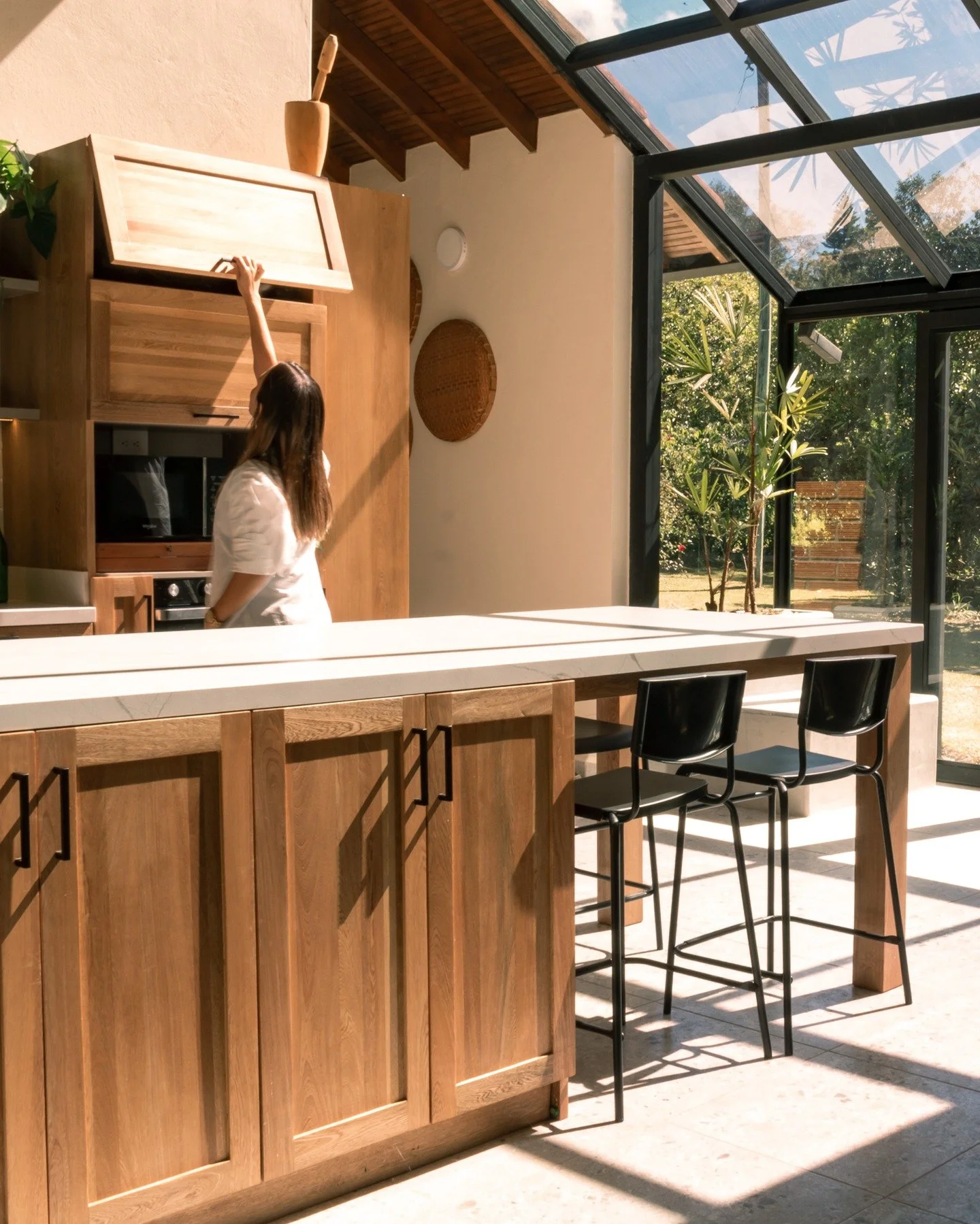 EL REFUGIO
Un gesto preciso sobre una casa existente.

La intervenci&oacute;n parte de una idea clara: anexar sin imponer.
Un volumen liviano de vidrio se adosa a la estructura original, permitiendo que la luz, el paisaje y el tiempo dialoguen con lo