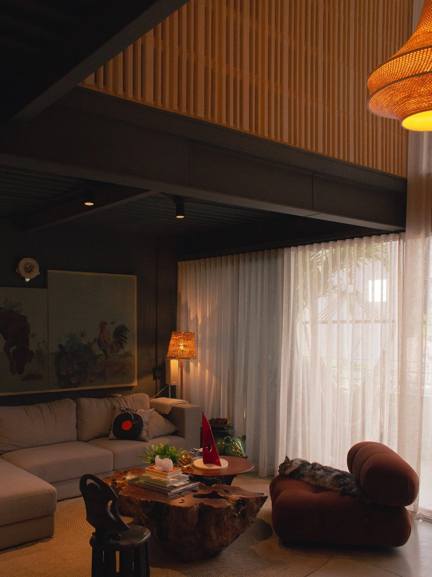 Astorga Loft es una reforma, pero ante todo es el hogar de un artista y de su obra.
Un templo neoartesanal donde las texturas y el color dialogan, y donde el espacio se convierte en expresi&oacute;n de un cliente con alma.
Lo entendemos como un organ