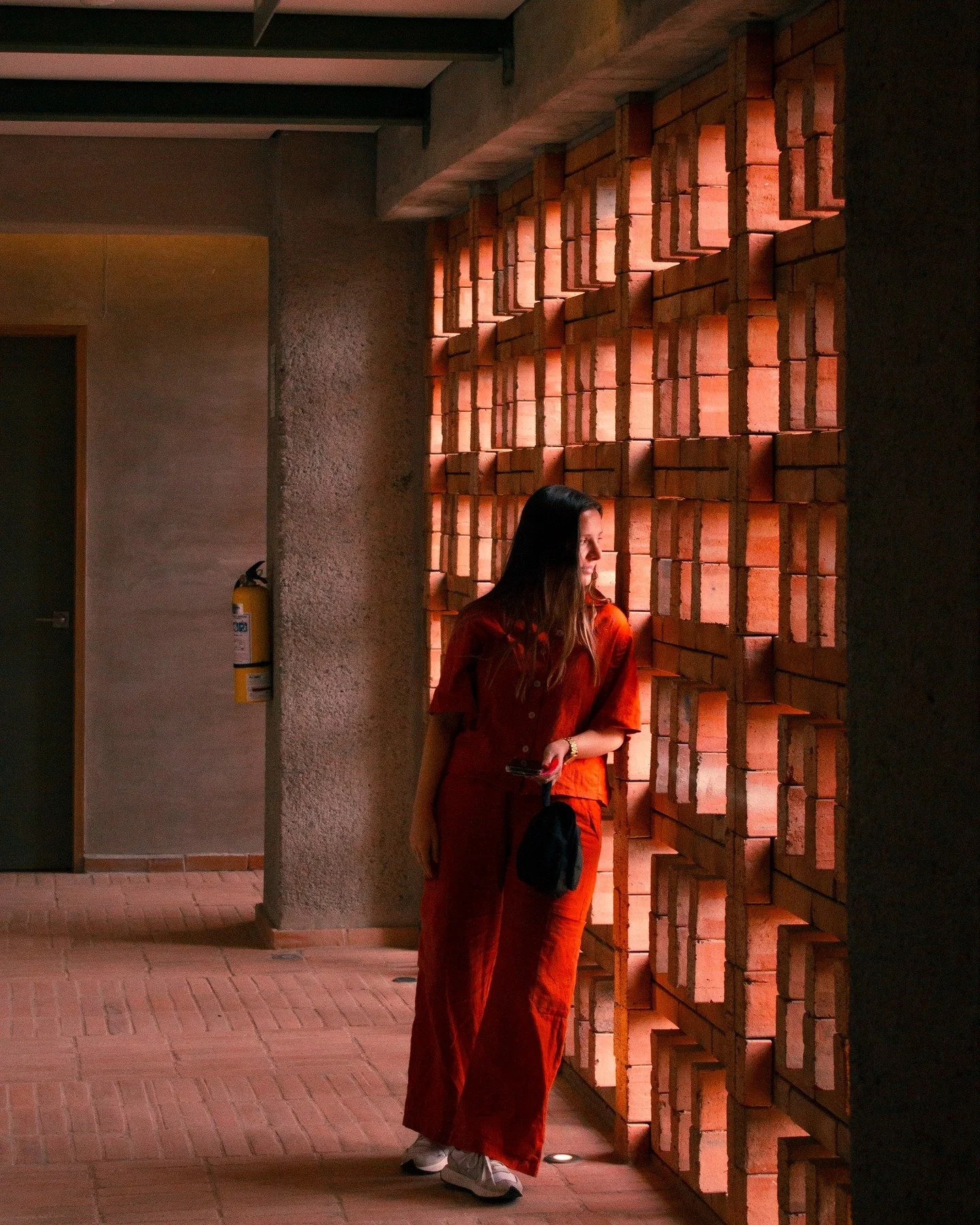 El ladrillo no solo construye muros.
Construye atm&oacute;sferas.
Permeable a la luz, al aire y al paso del tiempo, es un material noble que genera calidez sin imponerse.
Arquitectura que respira y dialoga con su entorno.

@gres.med