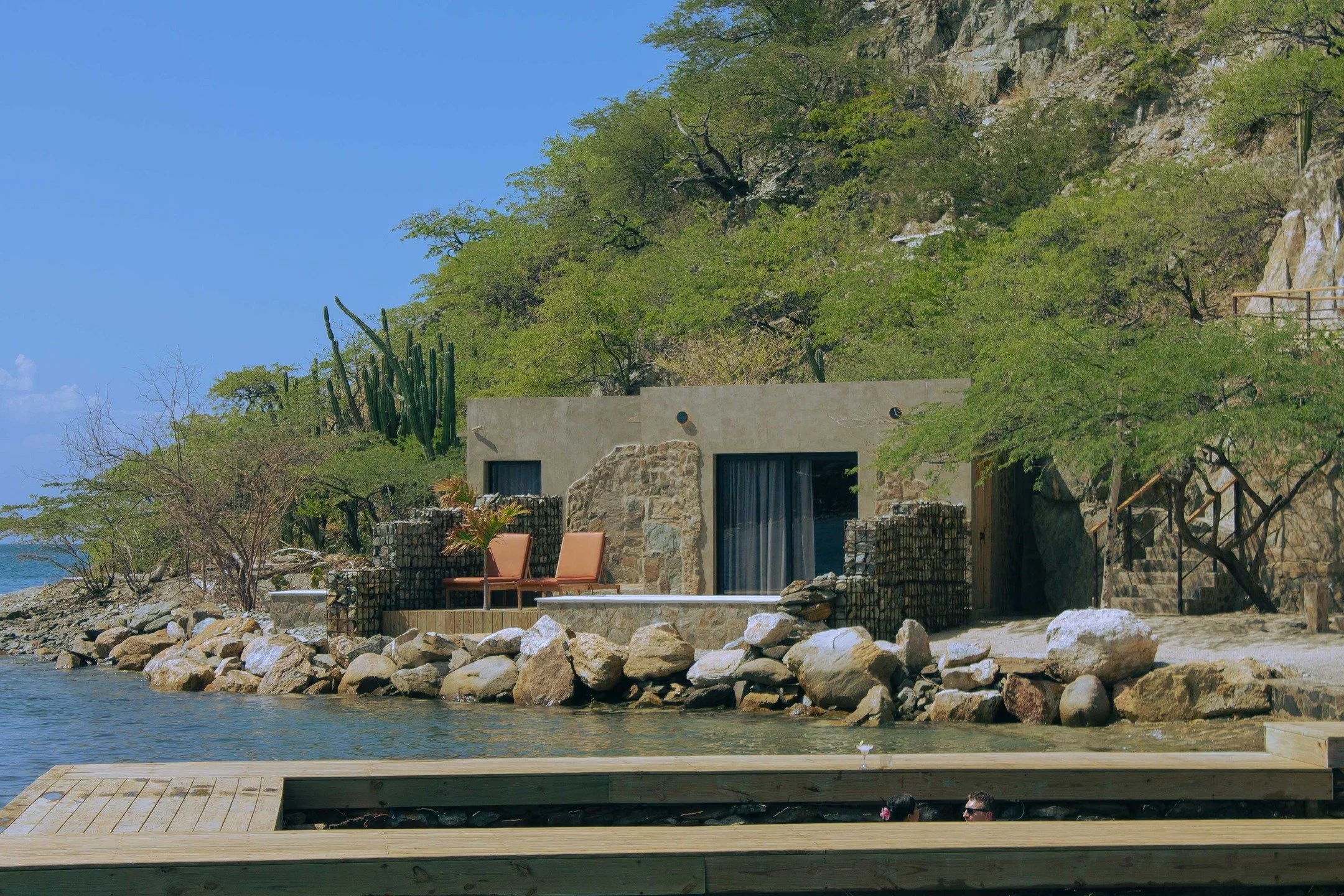 Recuperar sin borrar. Transformar sin perder la memoria.

Hotel Perla Roca nace frente al mar como la transformaci&oacute;n de una ruina de los a&ntilde;os 60 en una experiencia de hospitalidad &iacute;ntima y contempor&aacute;nea.

Arquitectura e in