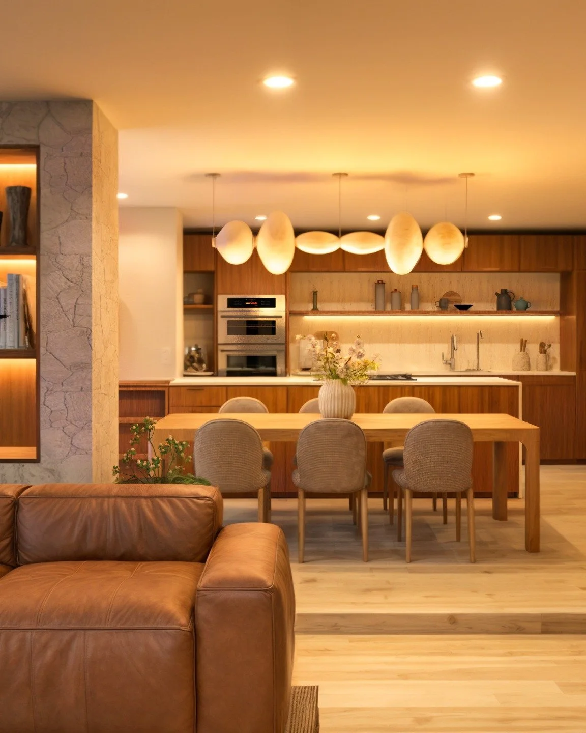 Villa de Sauzalito &mdash; una reforma pensada para volver a lo esencial: luz c&aacute;lida, madera honesta y una distribuci&oacute;n que respira.
Integramos sala&ndash;comedor&ndash;cocina como un solo paisaje interior, afinando proporciones, detall