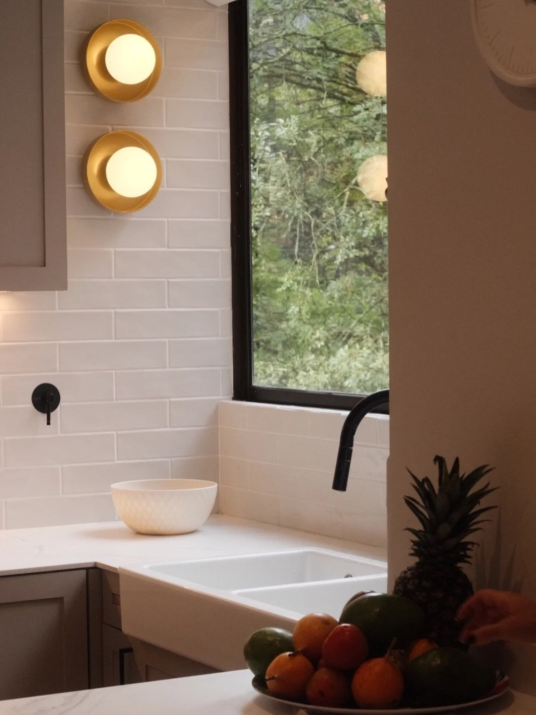 Prados del Este
El dise&ntilde;o de esta cocina parte de una b&uacute;squeda por hacer del espacio dom&eacute;stico un lugar m&aacute;s sereno, luminoso y habitable. La propuesta se construye desde una paleta contenida de materiales, donde la madera,