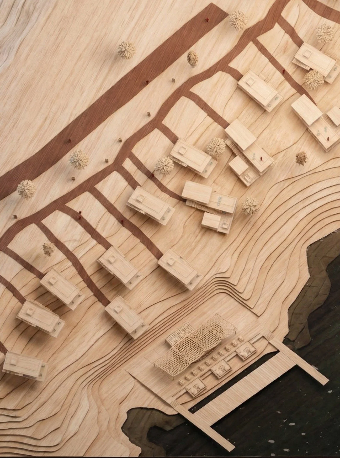 Porto se implanta sobre la pen&iacute;nsula de La Virginia a partir de una lectura cuidadosa del terreno.
La topograf&iacute;a no se fuerza: se acompa&ntilde;a. Las piezas se disponen siguiendo las curvas de nivel, escalon&aacute;ndose sobre la lader