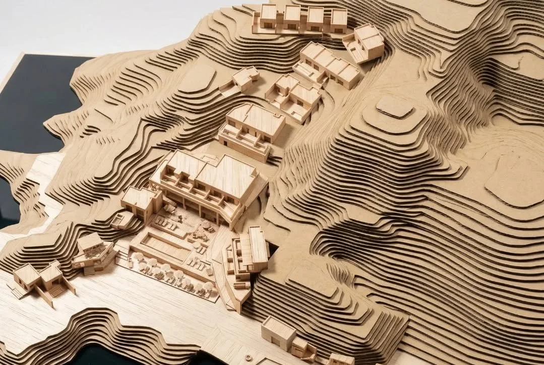 Perla Roca nace sobre un lugar que ya ten&iacute;a memoria.

Mucho antes de este proyecto, esta bah&iacute;a en Santa Marta fue el lugar del antiguo **Hotel Burucuca**, un refugio n&aacute;utico que qued&oacute; grabado en el paisaje y en la memoria 