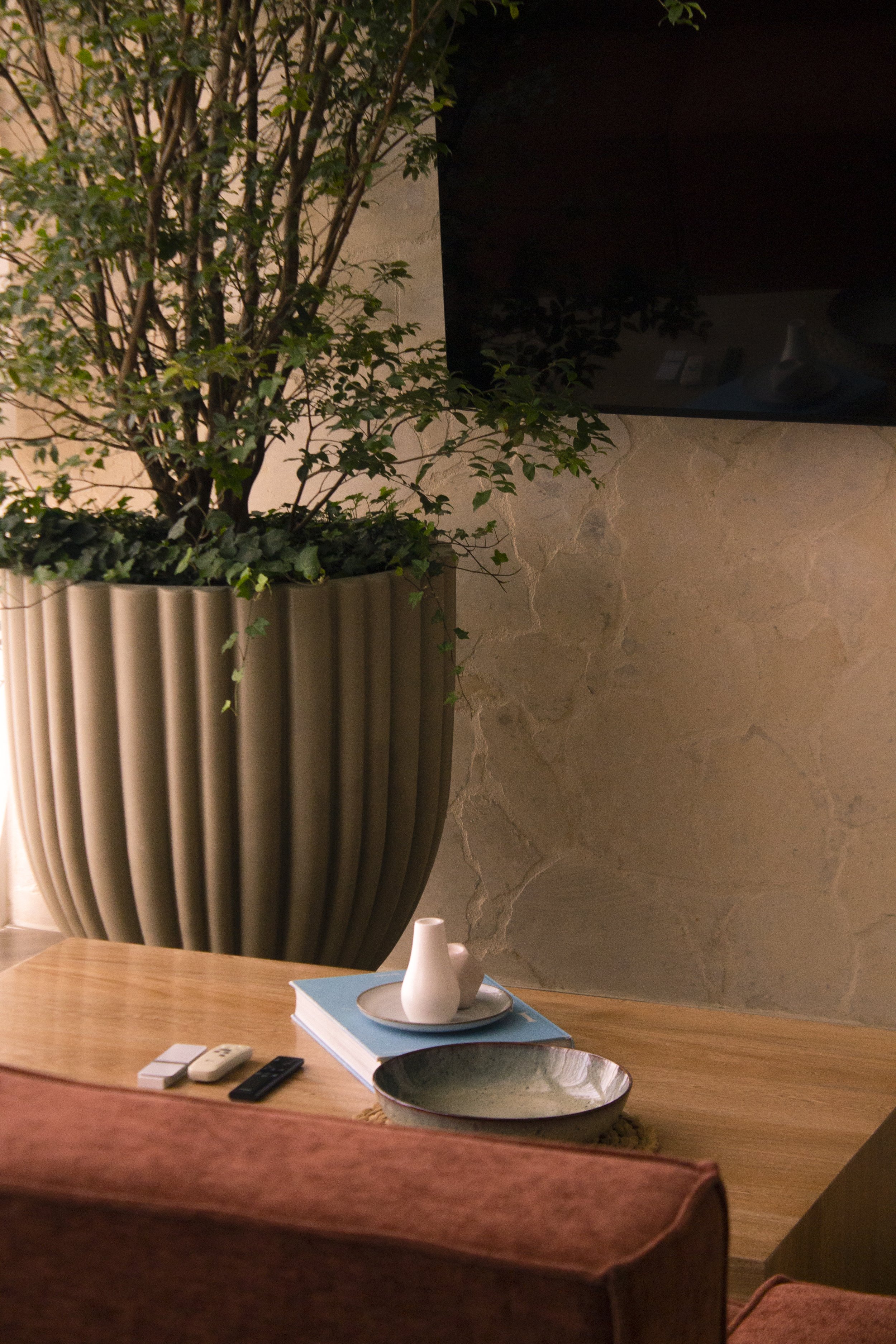 Diseño interior: MDE – Materia Diseño Espacio
Equipo: María Paulina Pérez Lopera · Juan Andrés López Duque · Alejandra Pérez Lopera
Ubicación: Energy Living, Medellín
Uso: Apartamento para hosting (Airbnb / Casacol)