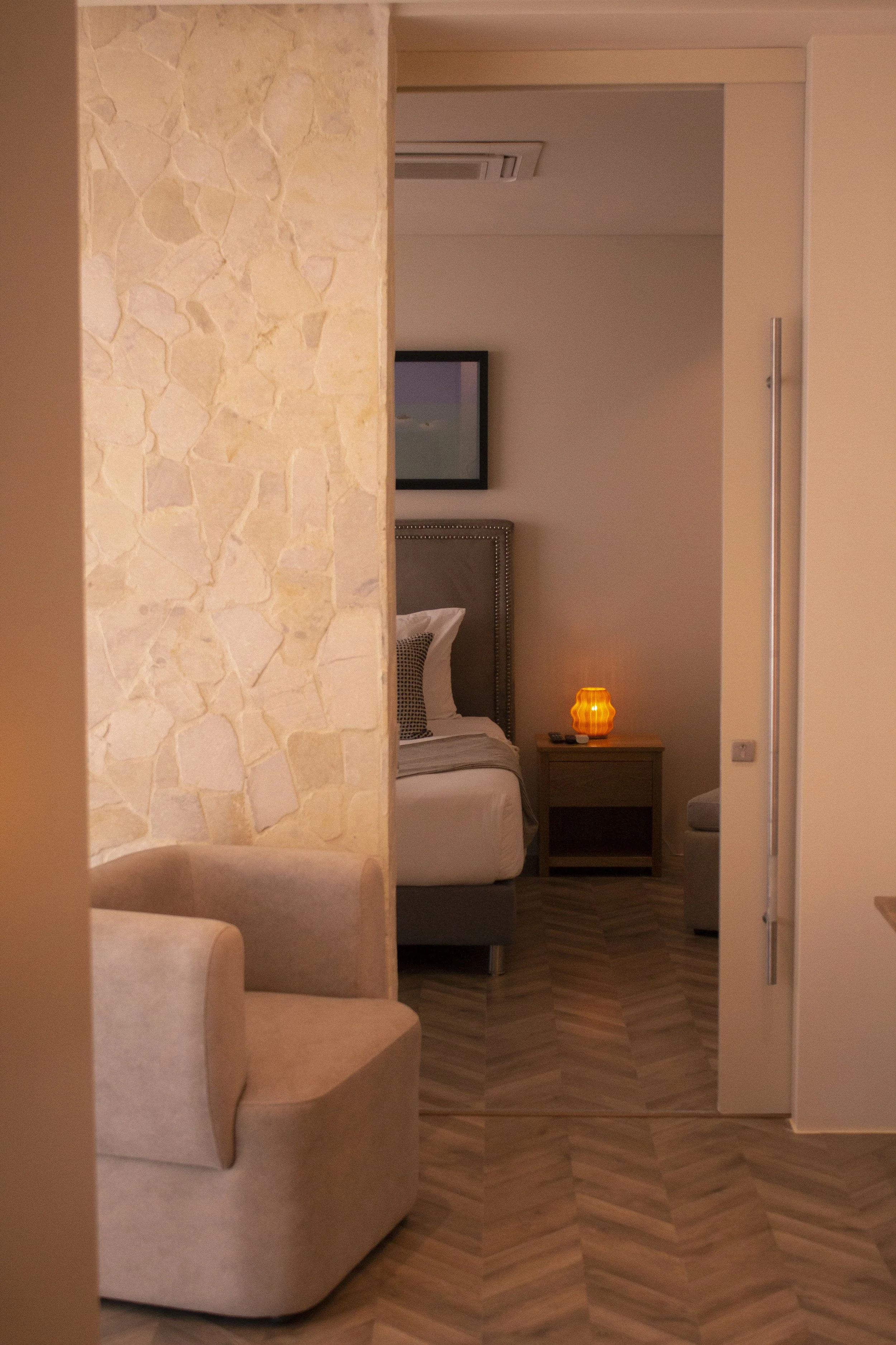 Diseño interior: MDE – Materia Diseño Espacio
Equipo: María Paulina Pérez Lopera · Juan Andrés López Duque · Alejandra Pérez Lopera
Ubicación: Energy Living, Medellín
Uso: Apartamento para hosting (Airbnb / Casacol)