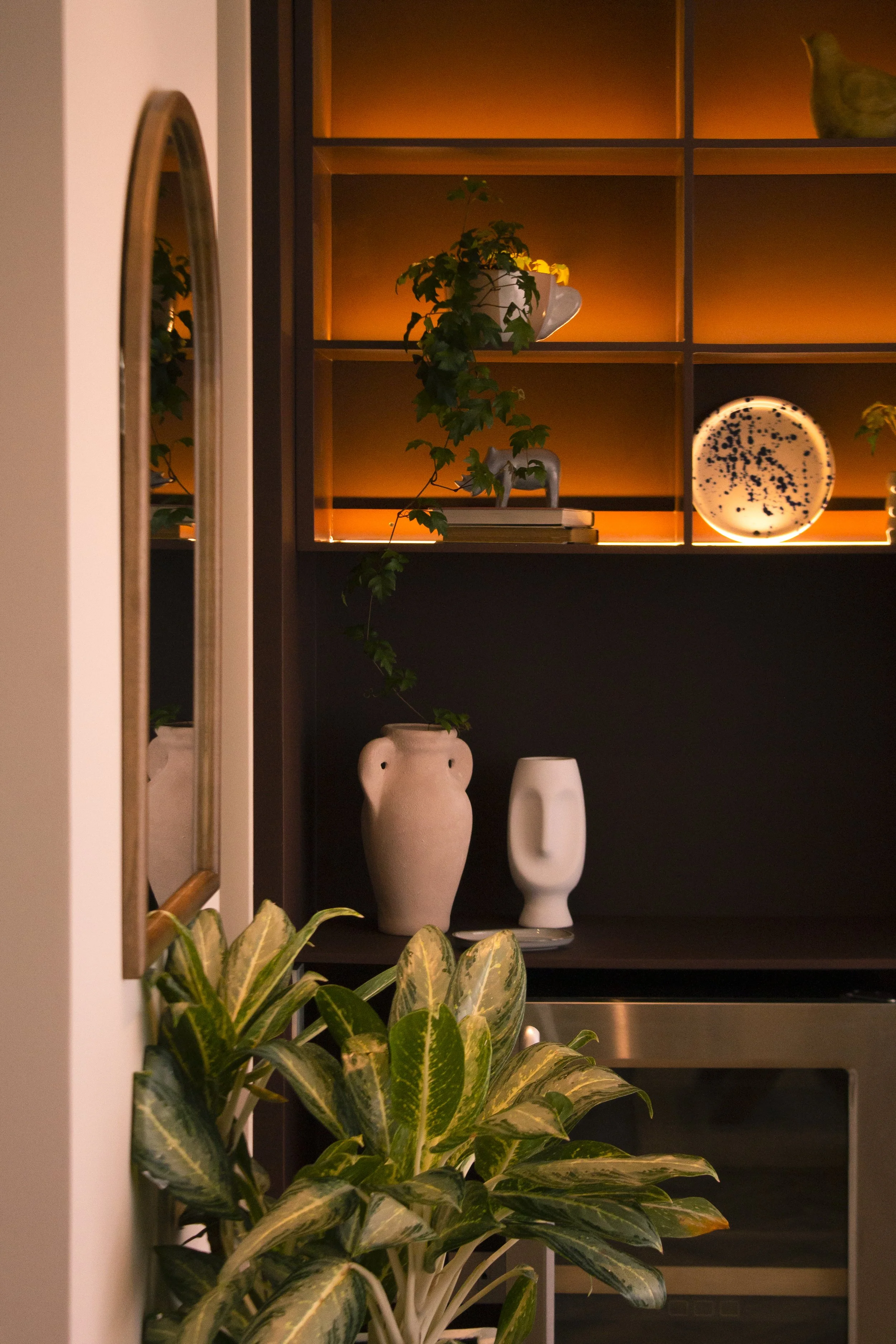 Diseño interior: MDE – Materia Diseño Espacio
Equipo: María Paulina Pérez Lopera · Juan Andrés López Duque · Alejandra Pérez Lopera
Ubicación: Energy Living, Medellín
Uso: Apartamento para hosting (Airbnb / Casacol)